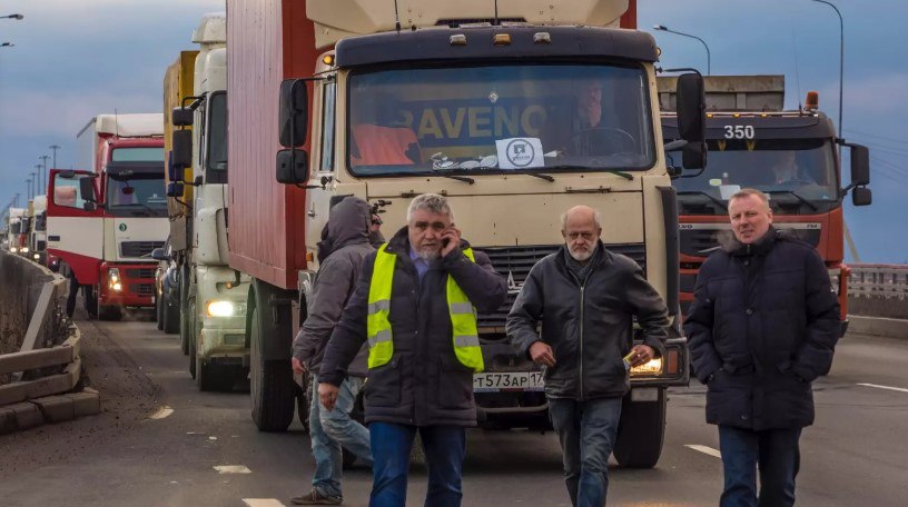 Парадокс дальнобойщиков. Рынку грузовых автоперевозок остро не хватает кадров. В сфере «Рабочий персонал» на вакансию «водитель» приходится 23% от всего объема, но при этом зарплаты здесь растут слишком быстро.  В итоге, в 2025 году с рынка могут уйти до 50% автомобильных грузоперевозчиков. Они утверждают, что их затраты не вписываются в себестоимость. И уже с февраля доставка грузов фурами по России может подорожать в два раза.  Причин в отрасли накопилось критично много - от дефицита кадров и запредельных зарплат дальнобойщикам до проблем с автотранспортом.   Средний возраст грузового автомобиля в России - 23 года. А при покупке новых фур перевозчики не справляются с  кредитными платежами. В 2024 году перевозчикам пришлось вернуть порядка 17 тыс автомобилей, приобретенных в лизинг.   С февраля грузовые компании планируют в два раза повысить ставки  - 100 рублей за километр вместо нынешних 50 рублей. Но мы же все понимаем, как это негативно скажется на инфляционных моментах в целом по стране.   «В сложившихся условиях хорошего решения в принципе нет»,  - говорит экономист Николай Кульбака.