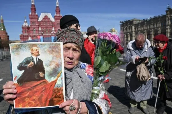 Эксперт объяснил спад интереса к личности Ленина сменой типа общества Из индустриального и классового оно трансформировалось в цифровое Современные люди не думают о роли пролетариата и взаимоотношениях с буржуазией Таким мнением в эфире радиостанции Говорит Москва поделился доцент Государственного академического университета гуманитарных наук кандидат исторических наук Денис Фомин Нилов Ленин умер больше 100 лет назад Как фигура он превращается в некий мифический легендарный образ В целом меняется информационное пространство интересы приоритеты общество в условиях цифровизации не индустриальное не классовое а некое цифровое и оптимизированное Никто не думает о классовой борьбе роли пролетариата и взаимоотношениях с буржуазией   govoritmoskva ru news 489969