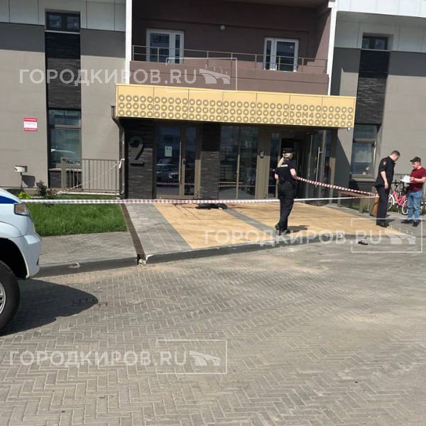 Сегодня утром из окна дома на улице Потребкооперации, 40, выпал мужчина. Город Киров Новости