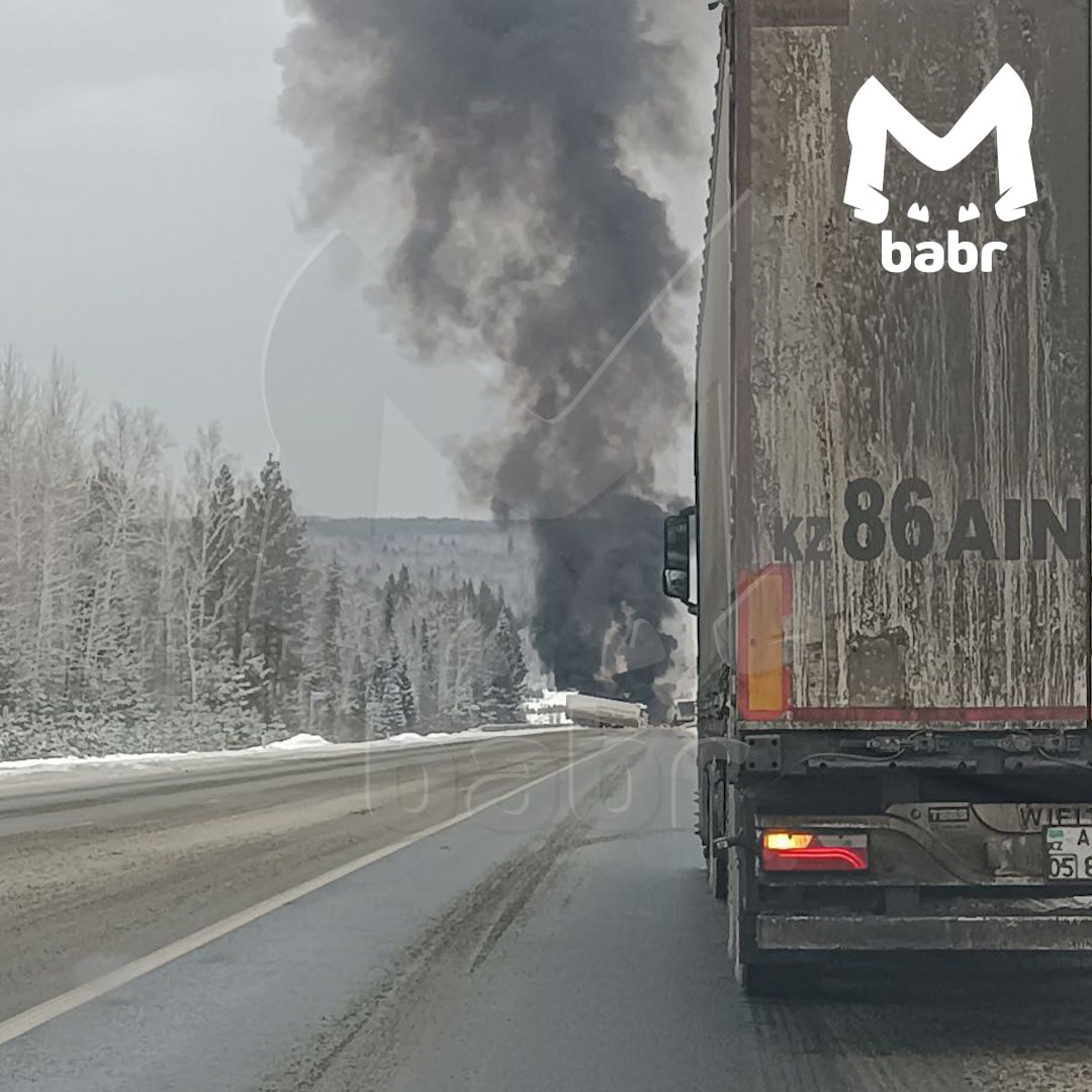 Жёсткая авария с тремя фурами на трассе в Иркутской области. От мощного удара большегрузы вспыхнули.  ДТП на 1258-м километре — между Алзамаем и Тайшетом. Машины сильно размотало, груз одной из них разлетелся по всей дороге. Полиция едет на место.