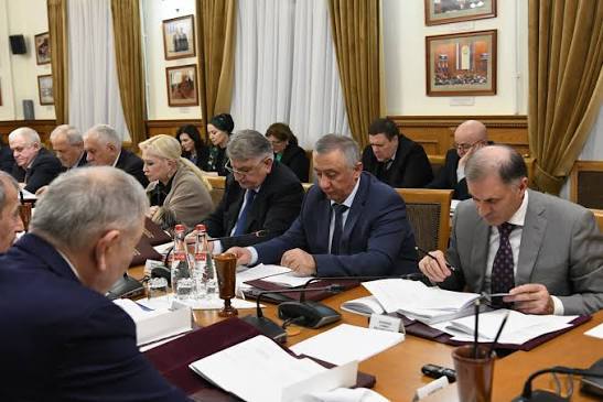 Началась 50 сессия народного собрания дагестана Перед началом обсуждения повестки дня спикер парламента Заур Аскендеров вручил Почетную грамоту Народного Собрания депутату махачкалинского городского собрания Эльмире Абиевой Также Почетный знак Народного Собрания За заслуги в развитии парламентаризма которым награждена Герой Социалистического Труда Хамис Казиева был передан ее внучке начальнику отдела государственной службы и кадров Аппарата НС РД Разият Абдусаламовой Депутаты во втором чтении рассмотрят республиканский бюджет на предстоящие три года и внесут в него изменения Также будут рассмотрены проект закона О бюджете Территориального фонда обязательного медицинского страхования Республики Дагестан на 2026 год и на плановый период 2027 и 2028 годов и изменения в Закон Республики Дагестан О республиканском бюджете Республики Дагестан на 2025 год и на плановый период 2026 и 2027 годов