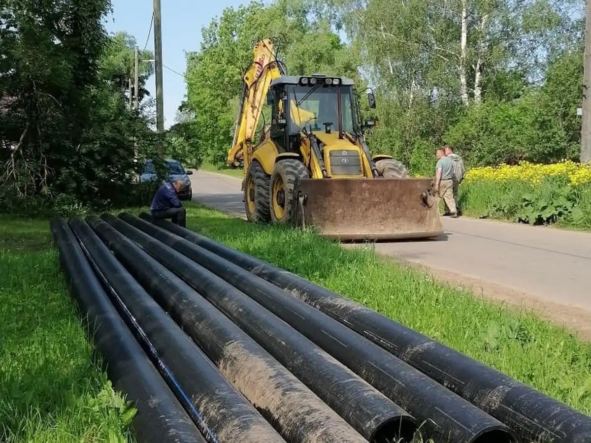 В деревне Буреги начались работы по капремонту системы водоснабжения Протяженность линии водоснабжения составляет около 3,5 км. Работы ведутся новгородским предприятием СУ-3 и должны быть завершены до 30 октября. Это была долгая и постоянная проблема жителей деревни Буреги, которая решается благодаря участию в национальном проекте "Инфраструктура для жизни". Подрядчик уже приступил к работам: проведена разбивка трассы, завезены материалы и техника, в том числе машина горизонтального направленного бурения и экскаватор, ведутся земляным работам.