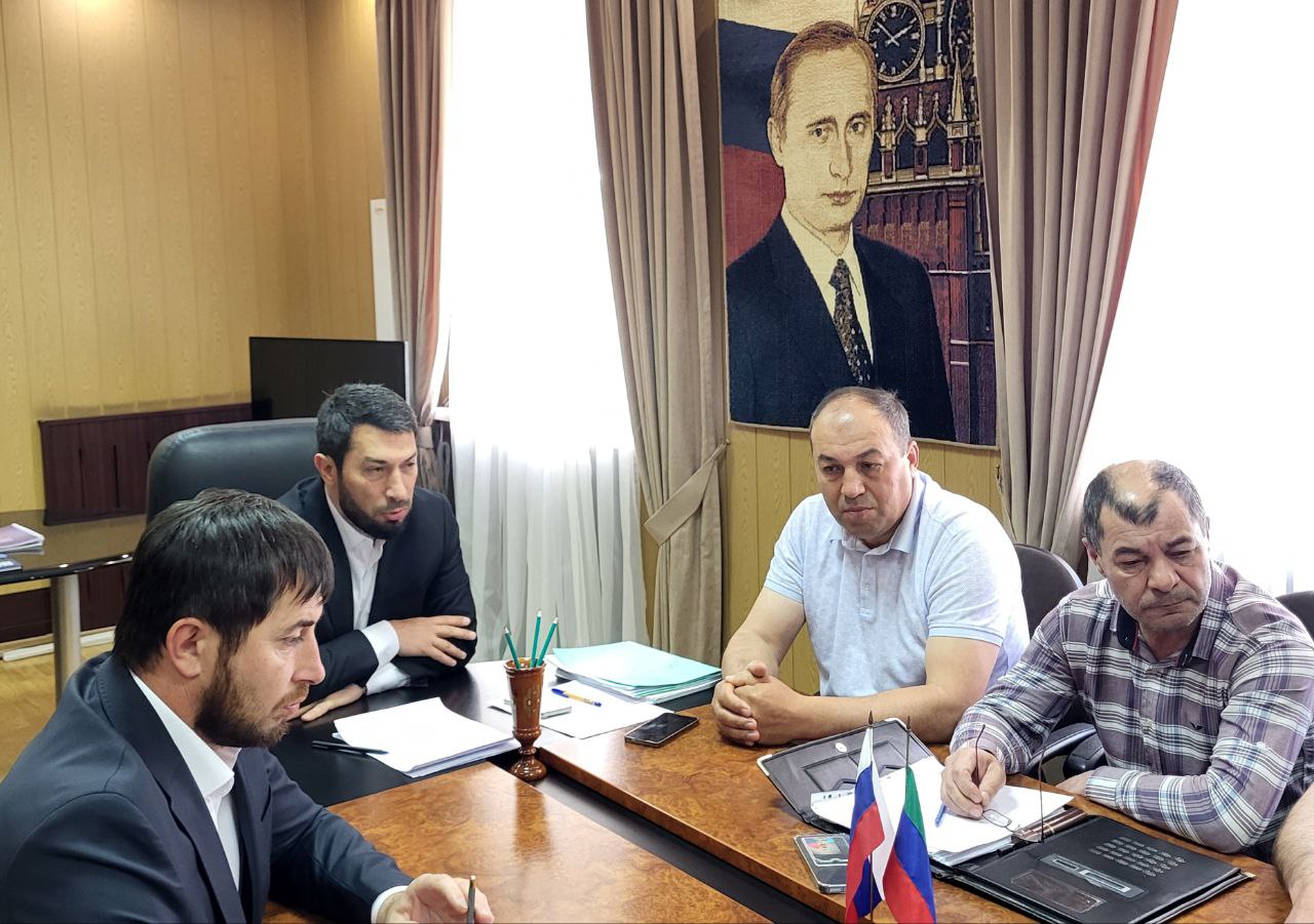 В администрации Сулейман-Стальского района состоялось заседание санитарно-противоэпидемиологической комиссии. Под руководством первого заместителя главы райадминистрации Заура Кахриманова обсудили меры по предупреждению возникновения и распространения бруцеллеза, а также вопросы локализации и ликвидации возможных очагов этого заболевания на территории муниципалитета. По данным профильных служб, в текущем году в Сулейман-Стальском районе по эпидпоказаниям обследованы 10 контактных лиц, у 2 из которых был выявлен положительный результат реакции Хеддельсона-Райта. В отношении этих лиц и их семей приняты карантинные меры. В целях профилактики заболеваемости бруцеллезом, ликвидации его возможных очагов и обеспечения санитарно-эпидемиологического благополучия комиссией решено провести полноценное обследование крупного и мелкого рогатого скота, дополнительные обследования лиц, контактных или подвергающихся риску заражения, а также членов их семей. Запланированы вакцинация и ревакцинация домашнего скота и соответствующих групп граждан, усиление санитарно-просветительской работы среди населения, а также принятие мер по запрещению несанкционированной продажи мяса и продуктов животного происхождения. #бруцеллез #эпидситуция #СулейманСтальский_район