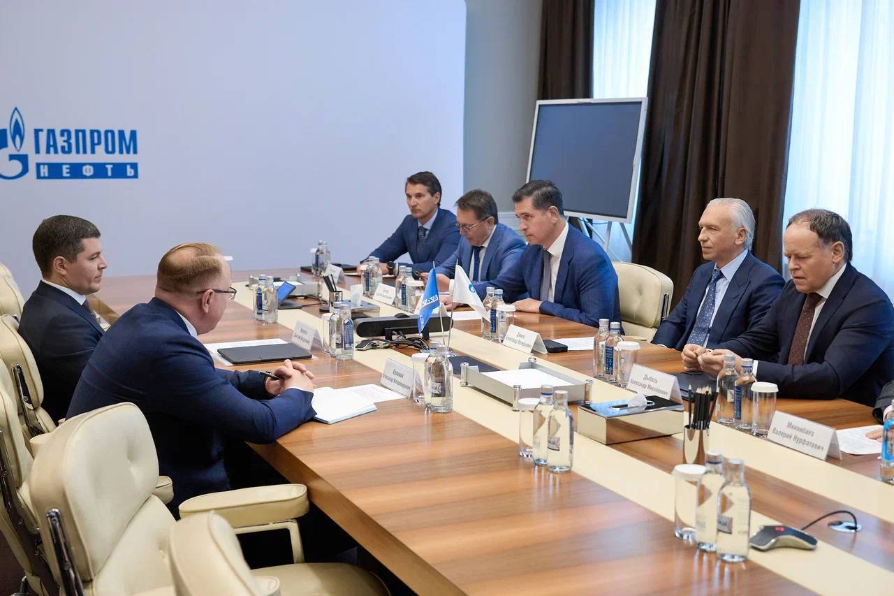 В Санкт-Петербурге встретился с председателем правления «Газпром нефти» Александром Дюковым. Компания — давний и надёжный партнёр Ямала, инициатор масштабных социальных проектов, которые качественно меняют жизнь тысяч северян. Прямо сейчас при поддержке коллег строим новую поликлинику в Муравленко, школу на 1200 учеников в Ноябрьске, детский сад в Мысе Каменном. Обсудили реализацию совместных проектов, которые заложены в нашем соглашении о сотрудничестве с компанией, производственную программу предприятия, участие «Газпром нефти» в праздновании юбилеев наших нефтегазовых городов — Нового Уренгоя и Ноябрьска. Благодарю руководство компании за активное участие в развитии Ямала.
