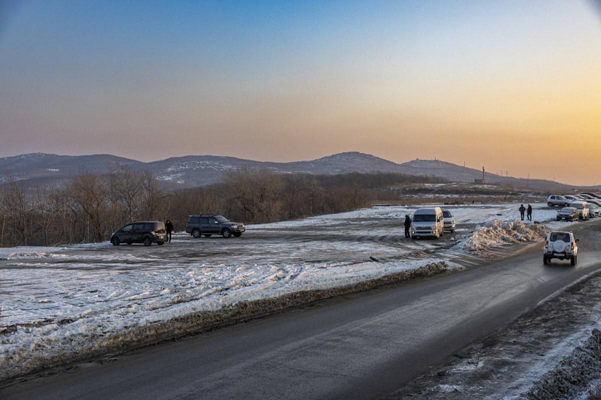 На месте бывшего авторынка в районе Зелёного Угла появится современный комплекс оперативных служб Земельный участок который вернулся в собственность муниципалитета благодаря совместной работе с прокуратурой Приморского края скоро может сильно поменяться Здесь планируют возвести большой модульный комплекс состоящий из трех отдельных блоков для пожарных спасателей и бригад скорой помощи Такое объединение оперативных служб на одной площадке позволит значительно сократить время реагирования на чрезвычайные ситуации Кроме того на этой территории планируется организовать муниципальную стоянку Финансирование на проектирование объекта заложено уже на текущий год Deitaru