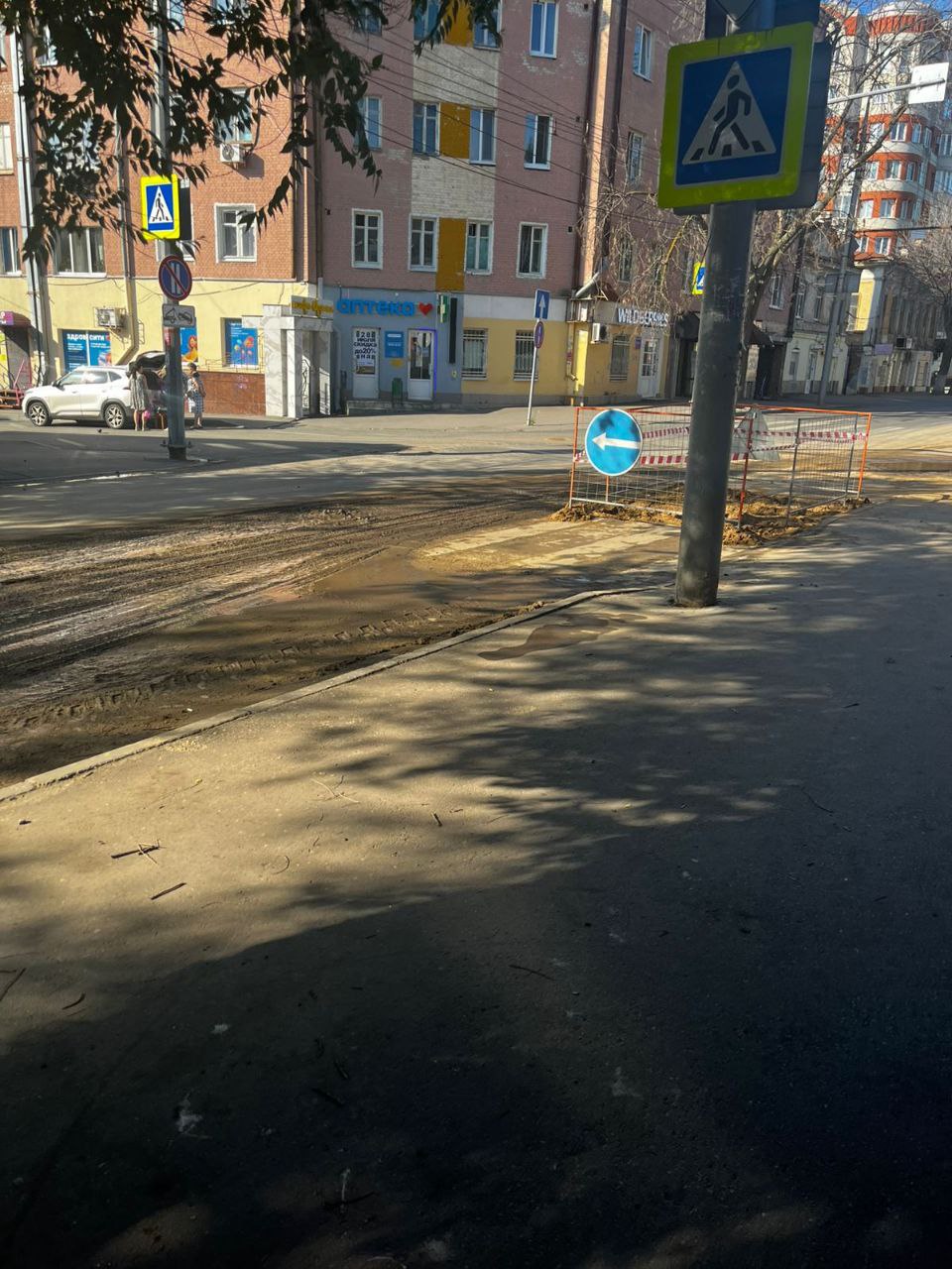 По поручению прокурора области Сергея Филипенко прокуратура приняла меры в целях устранения коммунальной аварии на пересечении улиц Соляной и Чернышевского в Волжском районе города Саратова С участием представителей МУПП «Саратовводоканал» и администрации муниципального образования «Город Саратов» на месте проведено выездное рабочее совещание, определены сроки и последовательность восстановительных работ. Во исполнение принятых решений в ночь на 26 июля 2025 года проведен ремонт, течь устранена. Прокуратура контролирует восстановление дорожного полотна и нормализацию транспортных потоков.