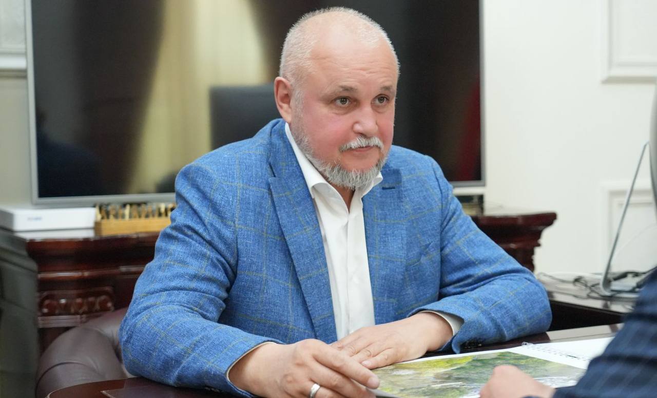 Сергей Меняйло и министр энергетики России Сергей Цивилев обсудили вопросы развития топливно-энергетического комплекса Северной Осетии  Темами диалога стали подготовка к осенне-зимнему периоду, модернизация электросетевого хозяйства Северной Осетии и работа филиала ПАО «Россети Северный Кавказ» – «Севкавказэнерго» – системообразующей территориальной сетевой организации.   Кроме того, речь шла о реализации в республике программы повышения надежности функционирования электросетевого комплекса, направленной на улучшение качества энергоснабжения конечных потребителей. Работа по данному направлению ведется по поручению Президента РФ. Северная Осетия – один из регионов, в котором исполняется данная программа. Субъект прошел отбор в Министерстве энергетики России.  Подробнее читайте на нашем сайте.   #alaniagov #севернаяосетия #алания #главарсоа