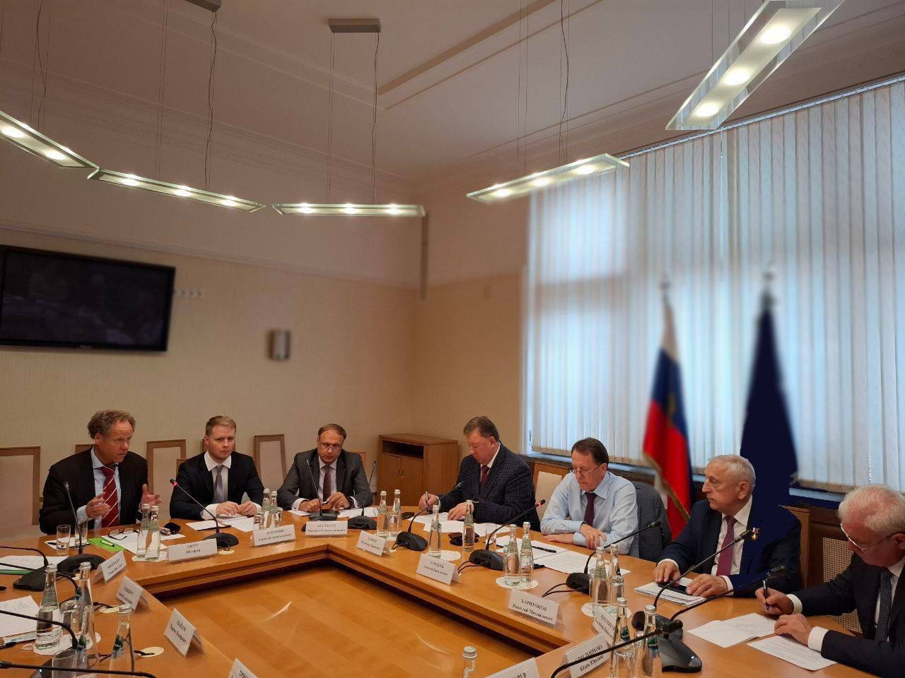 Вчера выступил на совещании по вопросу ограничения использования заменителей молочных жиров и увеличения производства молока. Мероприятие было организовано заместителем Председателя Государственной Думы А.В. Гордеевым. Вопрос далеко не новый - еще в 2017 году наш Комитет выступил с инициативой протокольного поручения Государственной Думы по ограничению использования пальмового масла. Однако, как и тогда, так и сейчас, уполномоченные органы не представили реальных предложений. Импорт пальмового масла в Россию ежегодно составляет порядка 1 млн тонн. Тем временем производство молока и численность поголовья коров продолжают стремительно снижаться и существенно отставать от уровня 1990 года. На основе проведенного Комитетом анализа информации поступившей от органов государственной власти субъектов РФ: - на Дальнем Востоке сокращение поголовья крупного рогатого скота - в 2,7 раза, коров - в 2 раза, производства молока - в 2,4 раза; - в Еврейской автономной области - падение поголовья в 14 раз, в Магаданской области - в 12 раз, в Хабаровском крае - в 9,5 раза; - по России в целом: поголовье коров снизилось с 20,6 млн голов в 1990 году до 7,3 млн в 2024 году, производство молока - с 55,7 до 34 млн тонн. Вынужден констатировать: в результате массового применения пальмового масла в пищевой продукции и в специализированных продуктах для питания детей в Российской Федерации утерян реальный интерес к производству молока и восстановлению поголовья скота. Наш Комитет предлагает: Разработать государственную программу по развитию молочного животноводства с определением сроков восстановления маточного поголовья и персональной ответственности за результаты Учитывать работу регионов по восстановлению КРС при оценке эффективности глав субъектов Принять действенные меры по ограничению ввоза и использования заменителей молочных жиров, включая пальмовое масло. Сегодня эта же тема была поднята на пленарном заседании в Государственной Думе . Задал вопрос министру экономического развития РФ Максиму Решетникову о необходимости сокращения объемов ввозимого пальмового масла. Председатель Госдумы Вячеслав Володин подтвердил значимость поднятой темы и призвал Минэкономразвития представить «конкретные предложения» по вопросам, связанным с оборотом пальмового сырья .