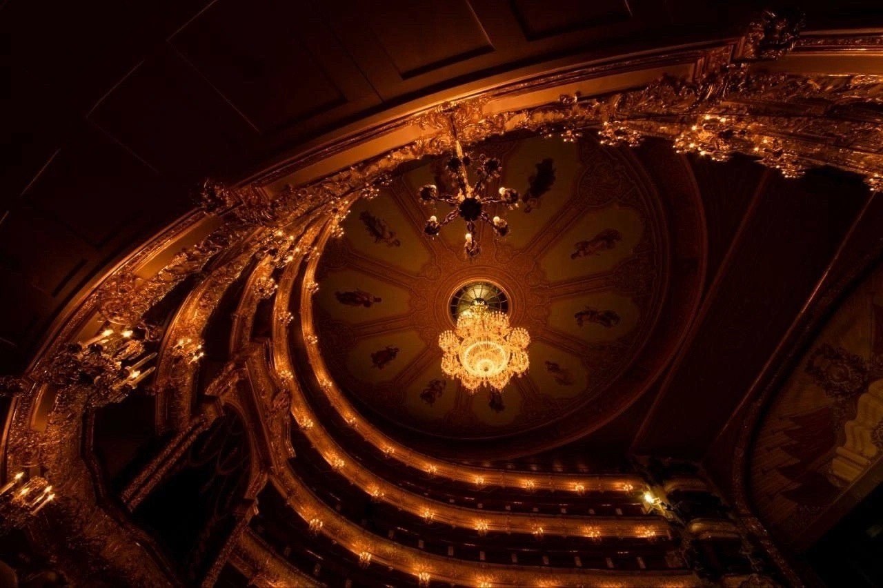 В Большом театре прозвучит знаменитый Реквием Джузеппе Верди в исполнении ведущих артистов оперной труппы хора и Симфонического оркестра 10 ноября на Исторической сцене Большого театра будет исполнен Реквием Джузеппе Верди единственное несценическое произведение великого итальянского композитора пользующееся не меньшей популярностью чем его оперы В концерте примут участие Динара Алиева сопрано Агунда Кулаева меццо сопрано Олег Долгов тенор Владислав Попов бас Симфонический оркестр и хор Большого театра Хормейстер Валерий Борисов Причиной создания Реквиема была смерть дорогого для Верди человека поэта и писателя Алессандро Мандзони хотя к написанию заупокойной мессы композитор приступил ещё раньше в 1868 в связи с кончиной своего знаменитого коллеги Джоаккино Россини Однако на какое то время работа приостанавливается Верди пишет Аиду постановки которой с успехом проходят в Египте и Италии Но в 1873 умирает Алессандро Мадзони И Верди потрясённый этим событием снова возвращается к реквиему теперь уже для того чтобы отдать дань памяти Мадзони Веление сердца побуждает меня сделать всё что в моих силах чтобы почтить память этого великого человека которого я так уважаю как писателя и как гражданина как образец добродетели и патриотизма Работа над реквиемом идёт быстро и уже в апреле следующего года Верди передаёт партитуру своему издателю Рикорди 22 мая 1874 состоялась премьера Реквиема Верди в миланском соборе Святого Марка Дирижёром был сам автор Реквием произвёл большое впечатление на публику с нетерпением ожидавшую исполнения нового сочинения первого композитора Италии Верди отказался от традиционного деления латинского богослужебного текста на двенадцать частей использовав композицию семичастную Почти все части внушительны и масштабны И сочинение целиком как небольшая опера длительностью примерно полтора часа Влияние оперы на это духовное сочинение вообще весьма ощутимо Оно сказывается уже в выборе состава тут действуют не только хор и оркестр но и четыре солиста сопрано меццо сопрано тенор бас Сочинение не производит тяжёлого впечатления в первую очередь благодаря красоте самой музыки благородной и гуманной сконцентрировавшей в себе лучшее что есть в стиле Верди Билеты в продаже на официальном сайте Большого театра Батыр Аннадурдыев Большой театр в Telegram Большой театр ВКонтакте