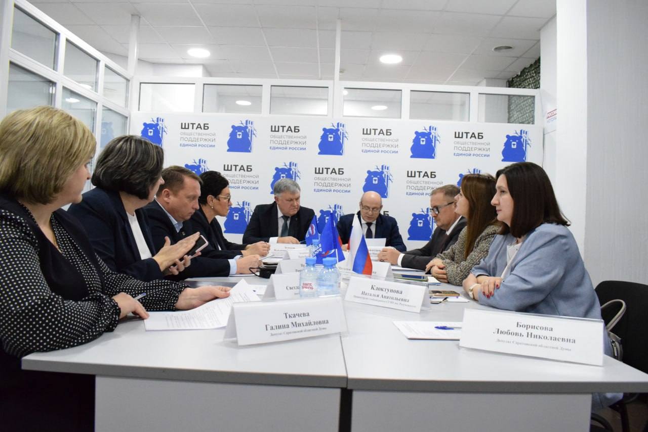 Депутаты обсудили реализацию направления Народной программы партии Единая Россия касающегося образования и науки В региональном Штабе общественной поддержки партии Единая Россия Ирина Колесникова Владимир Земсков Роман Ирисов Светлана Медведева и Галина Ткачева вместе с представителями исполнительной власти и муниципальных образований подвели итоги реализации Народной программы Единой России по направлению Современное образование и передовая наука в Саратовской области В ходе оживленной дискуссии участники круглого стола рассмотрели вопросы подготовки педагогических кадров и интеграции образования и науки Представители регионального правительства рассказали об увеличении числа бюджетных мест в учреждениях среднего профессионального и высшего образования по инженерно техническим специальностям Депутат Роман Ирисов отметил важность вовлечения школьников в гражданско патриотическую деятельность как ключевой момент воспитания в учебном процессе Сегодня ключевая конкуренция между странами это соревнование интеллектов и ценностей а не только ресурсов Этим и обусловлена стратегическая роль современного образования и науки для региона и всей страны Мир стремительно меняется появляются новые вызовы в образовании и науке над которыми необходимо активно работать уже сегодня чтобы завтра обеспечить технологический суверенитет и конкурентоспособность страны подчеркнул Владимир Земсков