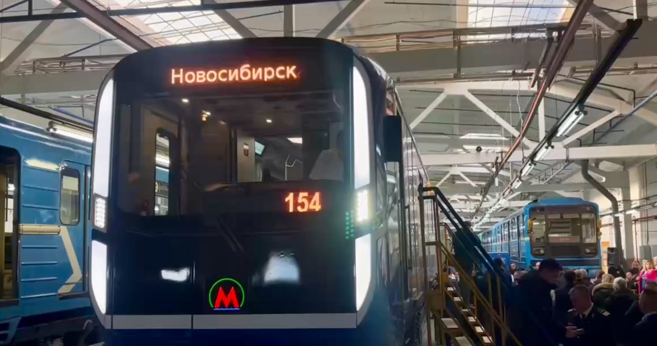 Новосибирский метрополитен получил последние два состава пятивагонного поезда Ермак Они разработаны специально для Новосибирска В начале этого года Правительство Новосибирской области приняло решение выделить Новосибирску порядка 4 3 млрд рублей на приобретение пяти поездов метро Каждый состоит из пяти вагонов Две единицы техники приобретены напрямую у поставщика Метровагонмаш еще три единицы по программе лизинга отметил министр транспорта и дорожного хозяйства Новосибирской области Анатолий Костылевский Сроки поставки ожидались в 2026 году однако производитель выполнил контракт с опережением После прохождения всех технических и юридических процедур они будут выпущены на линию Новые составы имеют широкие дверные проемы 1400 мм вместо 1208 мм у нынешних В поезде устойчивое к загрязнениям напольное покрытие с защитой от скольжения комфортные пассажирские сидения разработанные с учётом анатомии защитные экраны между сиденьями и входной зоной USB разъёмы для зарядки мобильных гаджетов Особое внимание безопасности пассажиров установлена сплит система с обеззараживанием и очисткой воздуха Для маломобильных пассажиров в составе оборудовано место оснащённое кнопкой для связи с машинистом Комфортные условия и для машинистов метропоездов система климат контроля эргономичные кресла в зеркала заднего вида встроены дополнительные камеры видеонаблюдения камерами оснащены и вагоны состава Ермак подключат к системе аппаратно программного комплекса Безопасный город Подробнее на сайте Министерства транспорта и дорожного хозяйства Новосибирской области