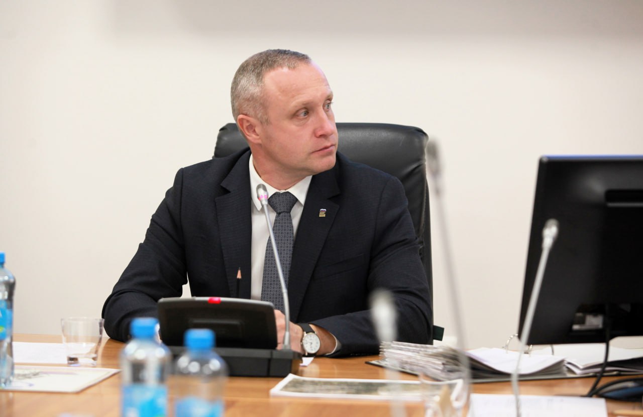 Председатель Архангельской городской Думы прокомментировал итоги сессии Сегодня в Архангельской городской Думе состоялась очередная сессия Она началась с вручения удостоверения и нагрудного знака вновь избранному депутату по избирательному округу 15 Илье Жердеву После чего депутаты внесли поправки в бюджет Архангельска