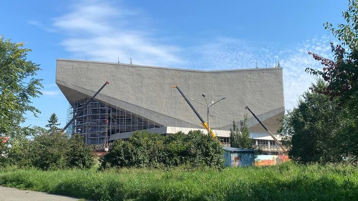 Стала известна степень готовности омского СКК имени Блинова Сегодня 17 сентября в Законодательном собрании Омской области состоялось заседание комитета по вопросам собственности Одним из обсуждаемых на заседании вопросов стал ход ремонтных работ в СКК им Блинова Министр имущественных отношений Владимир Ершов доложил о проделанном объеме работ основываясь на информации предоставленной Минспорта региона Так по состоянию на 20 августа демонтажные работы первого этапа были завершены на 100 работы по крыше и витражам также полностью закончены Внутренняя отделка помещений на первом и втором этажах выполнена на 70 завершены работы по вывозу строительных отходов и покраске фасада Монтажные работы планируется завершить до конца сентября В бюджете Омской области заложены субсидии в размере 6 3 млн рублей на содержание объекта и 4 8 млн рублей на выплаты сотрудникам учреждения После завершения реконструкции судьбу спорткомплекса решит ХК Авангард учитывая мнение Минспорта Омской области