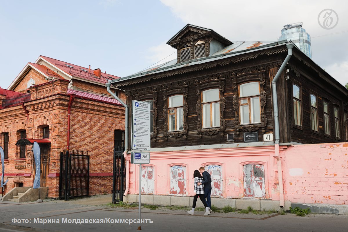 Брусника приобрела двухэтажный дом купца Крутикова в Екатеринбурге за 50 79 млн руб Как указано на сайте торгов стартовая цена здания которое является объектом культурного наследия ОКН на улице Горького 41 составляла 48 37 млн руб В пресс службе застройщика Ъ Урал рассказали что в ближайшее время начнется изучение помещений для определения объема работ и возможных вариантов использования На улице Горького мы уже реставрируем несколько ОКН на финишной прямой работы в Доме Сапожникова Горького 49 и в Доме служащих электростанции Горького 43б Оба здания будут приспособлены под рестораны прокомментировали в Бруснике Подписывайтесь на Ъ Урал