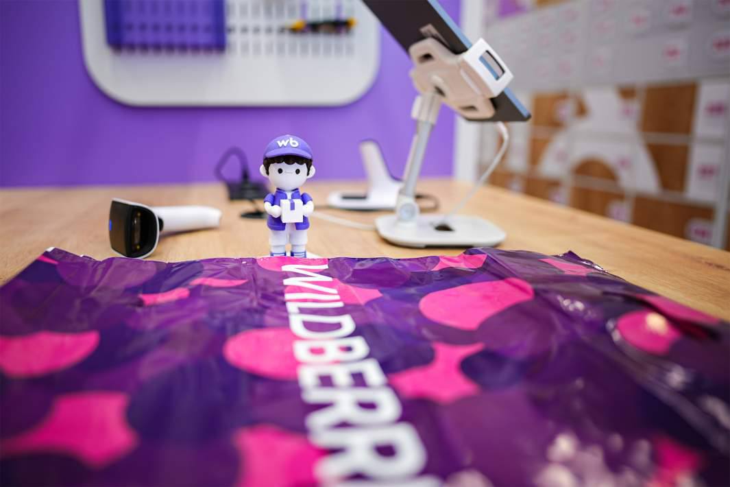 Wildberries метит в такси Запуск сервиса в России возможен к 2026 году Как сообщают Известия со ссылкой на источники компания уже разработала отдельное приложение и активно ведет набор водителей Этот шаг может серьезно изменить расстановку сил на отечественном рынке бросив вызов доминирующей позиции Яндекса Несмотря на то что в пресс службе Wildberries Russ пока отрицают скорый запуск в РФ утверждая что сосредоточены на тестировании в Беларуси и Узбекистане интерес к этому направлению подстегивает внушительный объем рынка такси достигший 3 35 млрд рублей kvadratnymaster Фото Известия