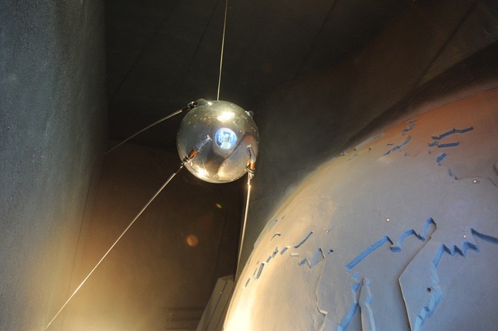 Звезда Якутии на орбите В Якутске состоялась торжественная церемония передачи в эксплуатацию первого космического спутника республики малого аппарата Чолбон Акт о передаче подписали разработчики из компании ООО ЯКС и ректор Малой академии наук Якутии Василий Павлов Спутник был выведен на орбиту высотой 550 километров 28 декабря 2025 года Аппарат оснащенный собственной разработкой датчиков стал реальным символом технологического прорыва республики Министр образования и науки Якутии Нюргуна Соколова назвала проект историческим для исследовательской работы школьников Как сообщил из Центра управления полетами коммерческий директор компании Спутникс Анатолий Копик аппарат функционирует штатно на высоте около 510 километров с ним поддерживается устойчивая связь Спутник уже прошел испытания и передал первые тестовые данные включая снимок с камеры Теперь Чолбон готов служить науке и образованию открывая для юных якутских исследователей новую главу в изучении космоса