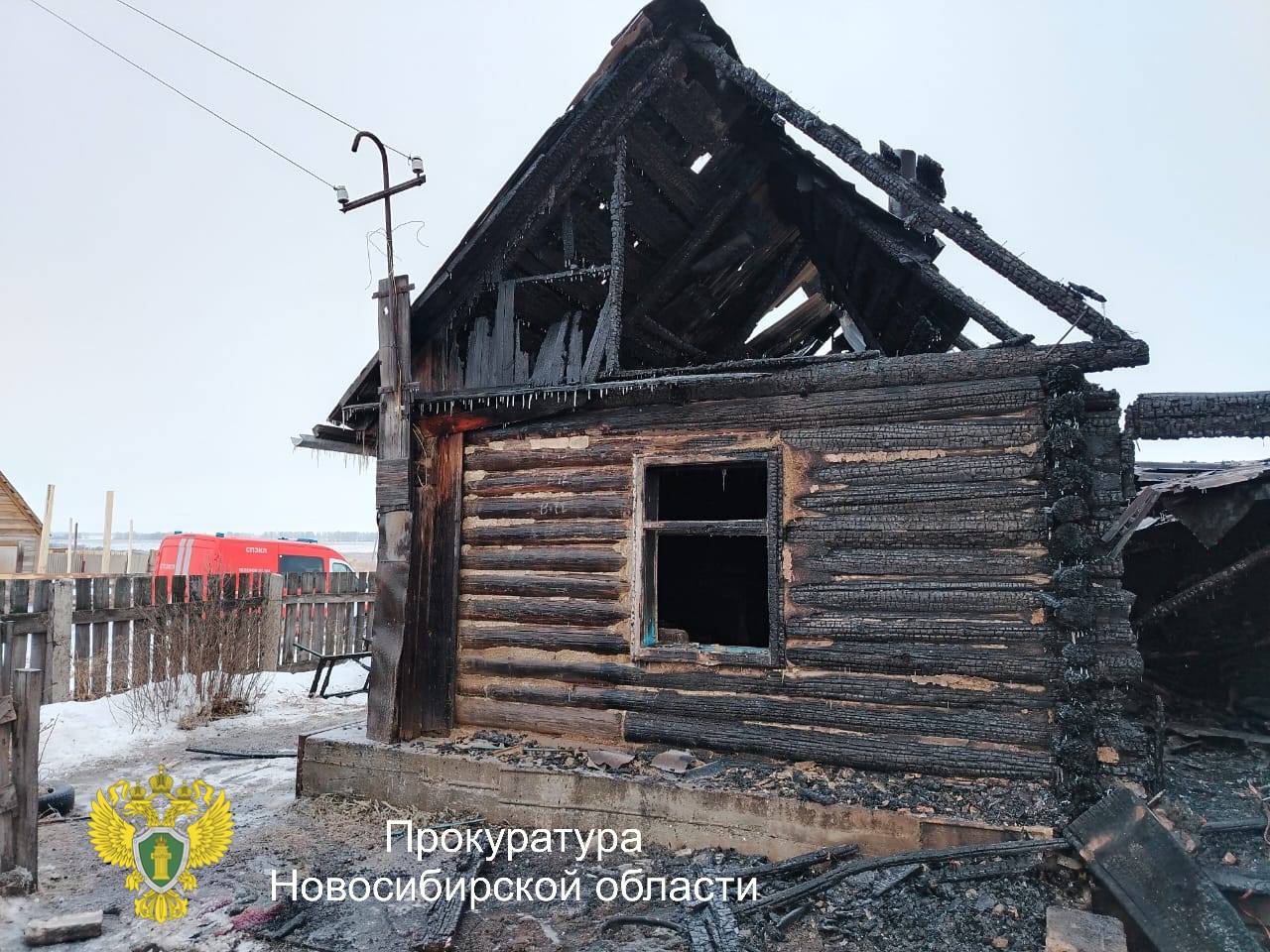 Задержаны подозреваемые в жестоком убийстве и поджоге под Новосибирском  В одном из населённых пунктов Коченёвского района 7 января 2025 года произошёл трагический инцидент, в результате которого был убит 44-летний мужчина из Алтайского края. По предварительным данным, конфликт возник во время совместного распития спиртных напитков между тремя мужчинами. В ходе ссоры хозяева дома нанесли потерпевшему удар тяжёлым предметом по голове, а затем несколько раз ударили ножом в шею.  После этого они подожгли дом и скрылись с места происшествия. Пожар был потушен, и в сгоревшем доме было найдено тело мужчины с признаками насильственной смерти.  Сотрудники полиции установили личности жильцов дома — это два ранее судимых брата в возрасте 30 и 32 лет, которые были задержаны.   Фото: прокуратура Новосибирской области