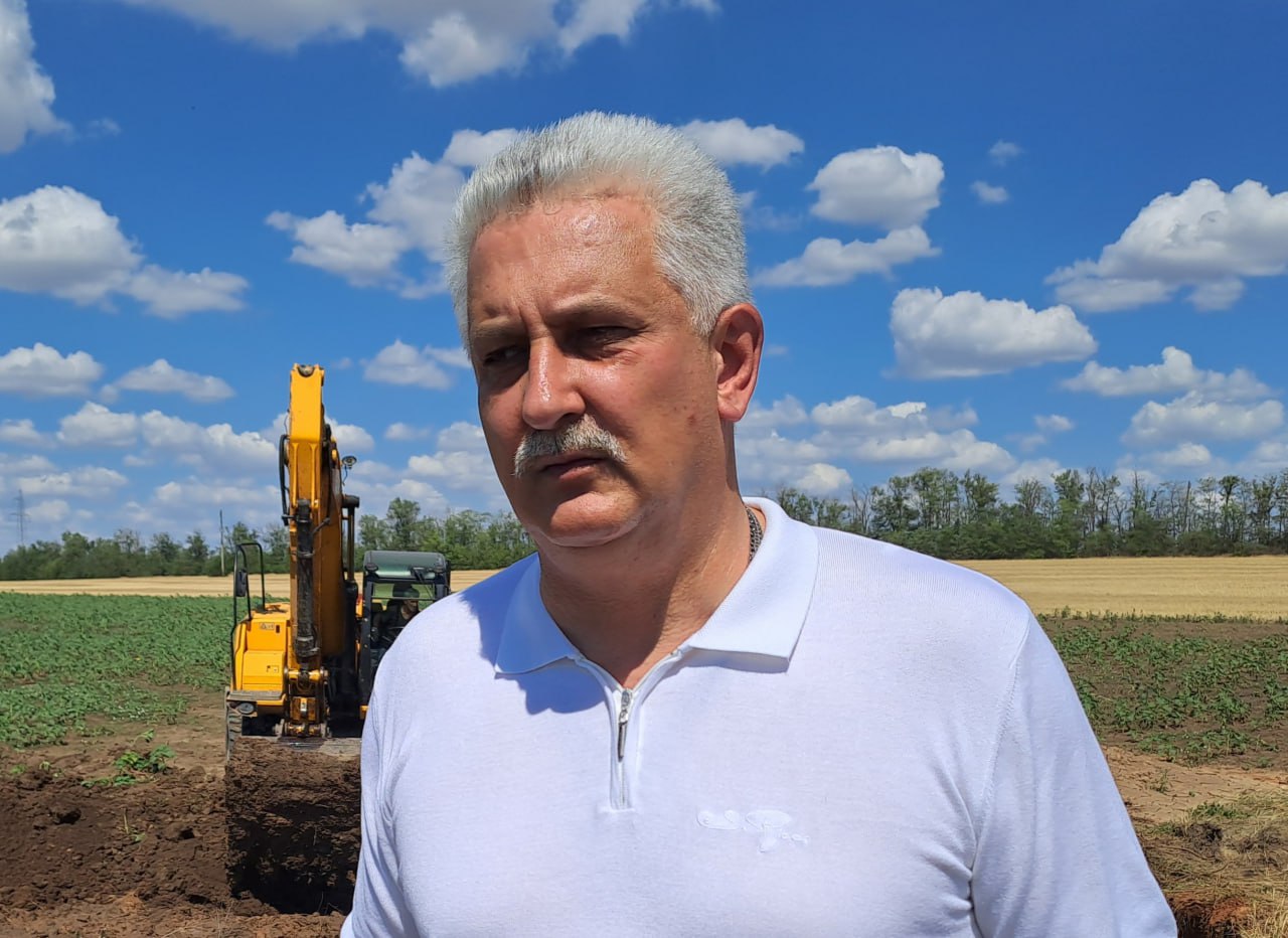 ‼ Глава Бердянска Андрей Ковганко: «Мы сделаем все, чтобы вода была в домах бердянцев» Продолжаются работы в месте очередного порыва на Бердовском водоводе. Глава Бердянска Андрей Ковганко лично проконтролировал ход ликвидации аварии. Бригада филиала «Бердянское ПУВКХ ГУП ЗО «Вода Запорожья» работает без перерывов. Ситуация осложнена тем, что порыв, в самом низу трубы. Комментируя ситуацию Андрей Ковганко подчеркнул: Понимаю недовольство людей, которые снова остались без воды, но прошу бердянцев и гостей города с пониманием отнестись к сложившейся ситуации. О критическом состоянии водоводов Бердянска, и в частности, в Бердовского водовода проинформирован и лично Губернатор Запорожской области Евгений Витальевич Балицкий, и заместитель Министра строительства Российской Федерации Валерий Владимирович Леонов. Все понимают, что ситуация не изменится, пока не будет заменен Бердовский водовод, который был построен во времена Советского Союза. Бердянску в этом вопросе оказывается всяческое содействие на самом высоком уровне. Уже готов проект для выполнения работ. Наша общая задача организовать все так, чтобы работы были выполнены максимально оперативно. Но, напомню, длина водовода 26 км. Он проложен на глубине нескольких метров, проходит под трассой и в черте города. То есть, моментально работы выполнить невозможно. Но мы сделаем все, чтобы вода была в домах бердянцев.