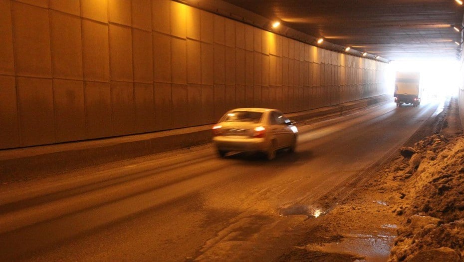 В тоннеле петербургской дамбы на два дня ограничат движение транспорта  Как сообщает дирекция комплекса защитных сооружений, ограничения вводятся в транспортном отсеке Невской стороны, то есть на внутреннем кольце КАДа. Они продлятся с 23 по 24 декабря.  "Для ввода и вывода подъёмной техники возможна полная остановка транспортного потока перед въездом в тоннель на непродолжительное время — не более 10 минут", — говорится в сообщении.  Автор фото: Trend/ Евгений Иванов