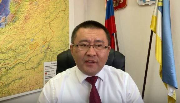 Дареев останется в СИЗО, а Урбанов под домашним арестом Сразу двум экс-чиновникам в Улан-Удэ продлили сроки меры пресечения. Бывший министр сельского хозяйства, Галсан Дареев, обвиняется в превышении должностных полномочий. Ему инкриминируют получение взяток и посредничество во взяточничестве. Экс-министр останется под стражей до 22 августа 2025 года. Также суд вынес решение в отношении Анатолия Урбанова, занимавшего пост начальника ГКУ «Управление капитального строительства Правительства РБ». Напомним, что его обвиняют в превышение полномочий. По версии следствия, при реализации госконтракта по реконструкции здания Театра кукол «Ульгэр» он необоснованно заключил дополнительные соглашения с подрядчиком в лице ООО «Бурятпроектреставрация», что позволило перечислить хозяйствующему субъекту дополнительные бюджетные средства в обход установленного законодательством РФ размера аванса. Суд учел наличие у него несовершеннолетних детей, наград, а также тот факт, что Урбанов оказывал материальную поддержку военнослужащим и гуманитарную помощь жителям ДНР. Но это не повлияло на избранную ранее меру пресечения, и его оставили под домашним арестом до 26 сентября текущего года.