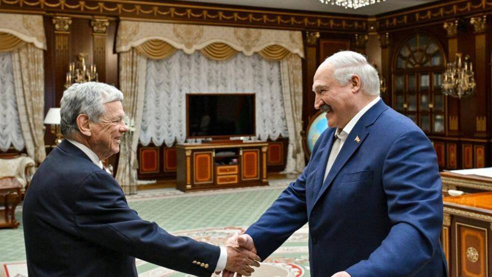 Юрист Трампа пил водку с Лукашенко в Минске, чтобы договориться об освобождении заключённых. «Я выпил два шота — не вырвало, но и третий пить не стал», — рассказал Джон Коул. После встречи Лукашенко освободил 14 человек, в том числе долб Тихановского Подписаться: Обратная связь: Чат для общения