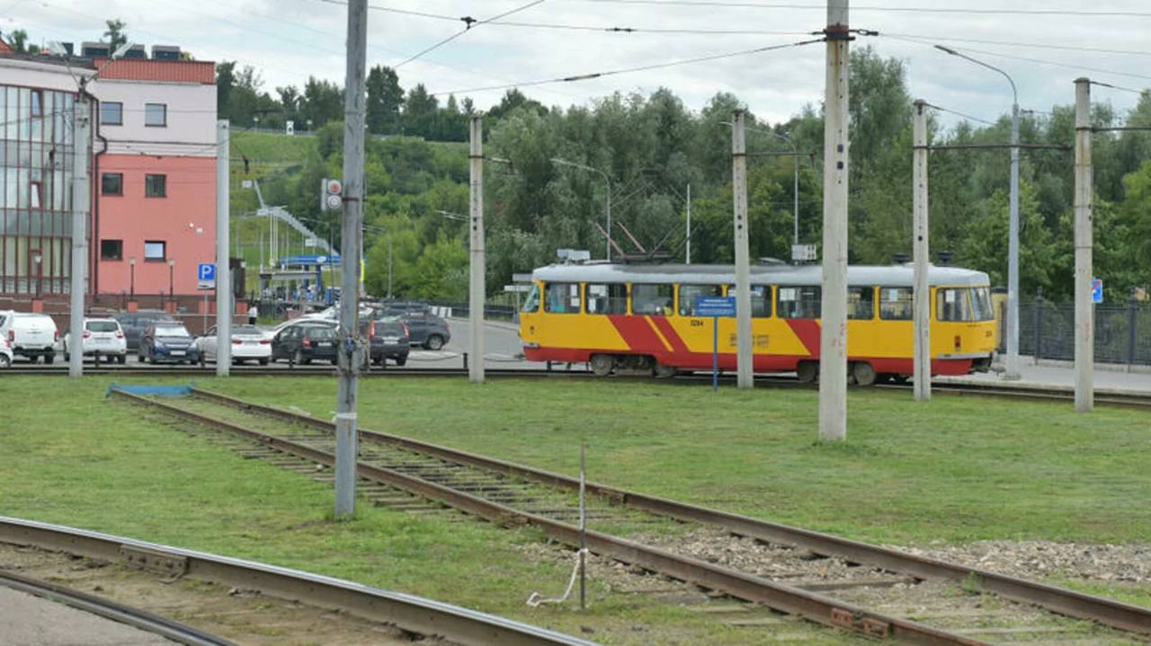 В Барнауле обсуждают перенос трамвайного кольца в центре города  Теперь рассматриваются три варианта: заглубление путей, перенос кольца к ТЦ «Поместье» и полный демонтаж трамвайных путей на улице Ползунова.  Архитектор Сергей Боженко поддержал демонтаж, отметив, что трамваи создают вибрацию, разрушающую исторические здания. По его мнению, это откроет возможность для создания новой городской площади.  Мэр поручил детально проработать все предложения, подчеркнув, что транспортное обслуживание не должно пострадать. Окончательное решение примут после дополнительных исследований.   Алтайский портал недвижимости, barnaul_org