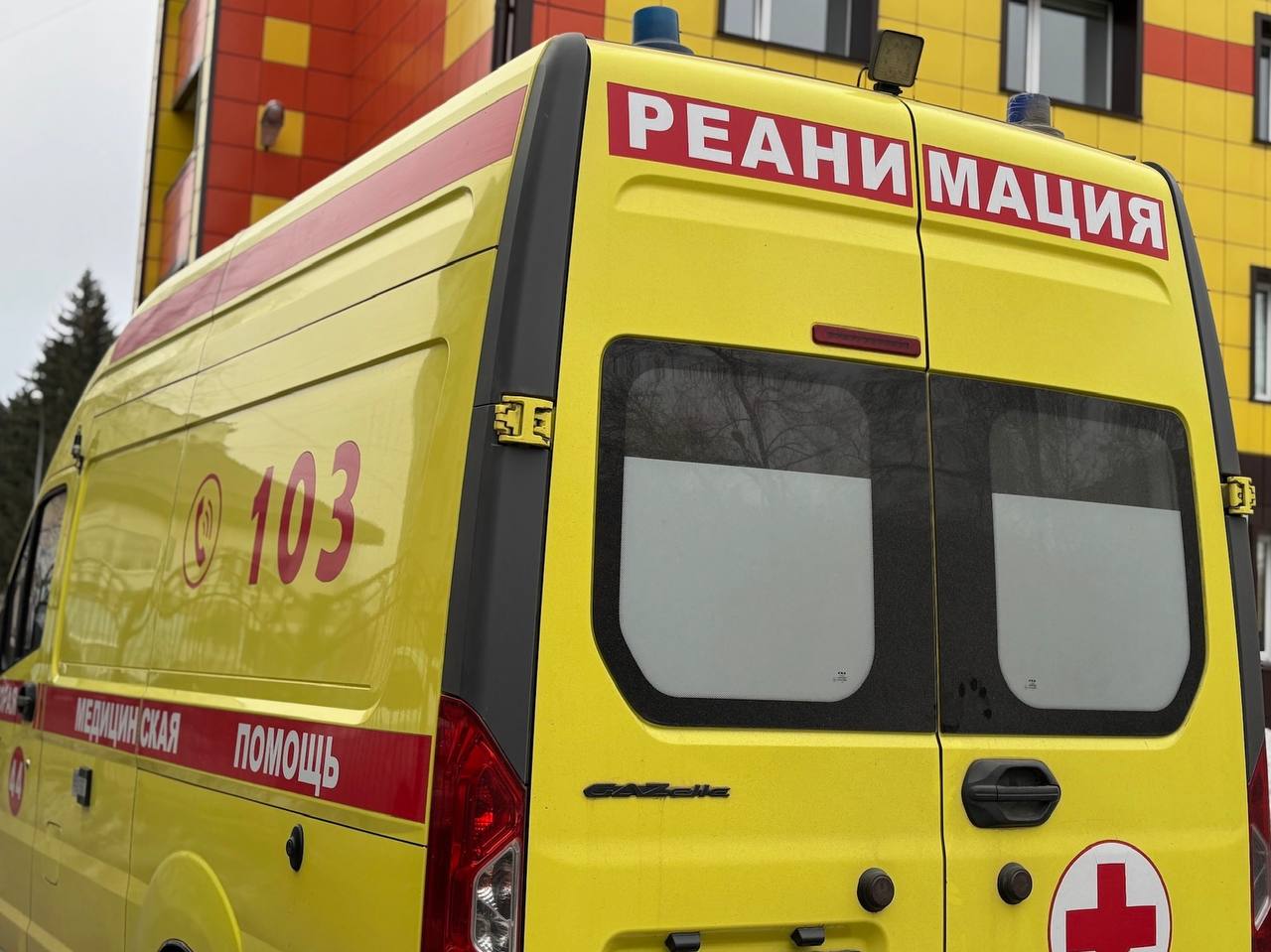 В Бийске бригада скорой помощи спасла двухлетнего ребенка, который проглотил таблетки  Мальчик находился под присмотром бабушки. Ребенок нашел лекарства и, вероятно, перепутав их с конфетами, проглотил. В результате потребовалась медицинская помощь.  Реанимационная бригада промыла ребенку желудок. Малыша доставили в детскую городскую больницу.  — Случаи отравления детей в Бийске регистрируют регулярно. В месяц поступает в среднем 15 таких сообщений, и большинство из них связаны с отравлением лекарствами, оставленными без присмотра. Так за последнюю неделю зафиксировано три случая отравления детей.    ССМП Бийска