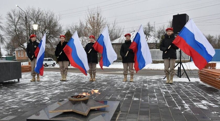 Мемориал погибшим в ходе Отечественной войны и СВО открылся в Новоайдаре после ремонта ⁠ Мемориальный комплекс погибшим в ходе Великой Отечественной войны и специальной военной операции  СВО  открылся после ремонта в поселке городского типа Новоайдар. Об этом сообщил Глава ЛНР Леонид Пасечник.  «В Новоайдаре сегодня был открыт после капитального ремонта мемориальный комплекс землякам, погибшим при защите Отечества в годы Великой Отечественной войны и во время специальной военной операции», — написал руководитель Республики в своем Telegram-канале.  Он подчеркнул, что это важно не только для Новоайдарщины, но и для всей Луганской Народной Республики.  «Такие памятные места способствуют сохранению исторической справедливости, учат молодежь ценить великий подвиг тех, кто отдал жизнь за благополучие родной стра...  Подробнее>>>