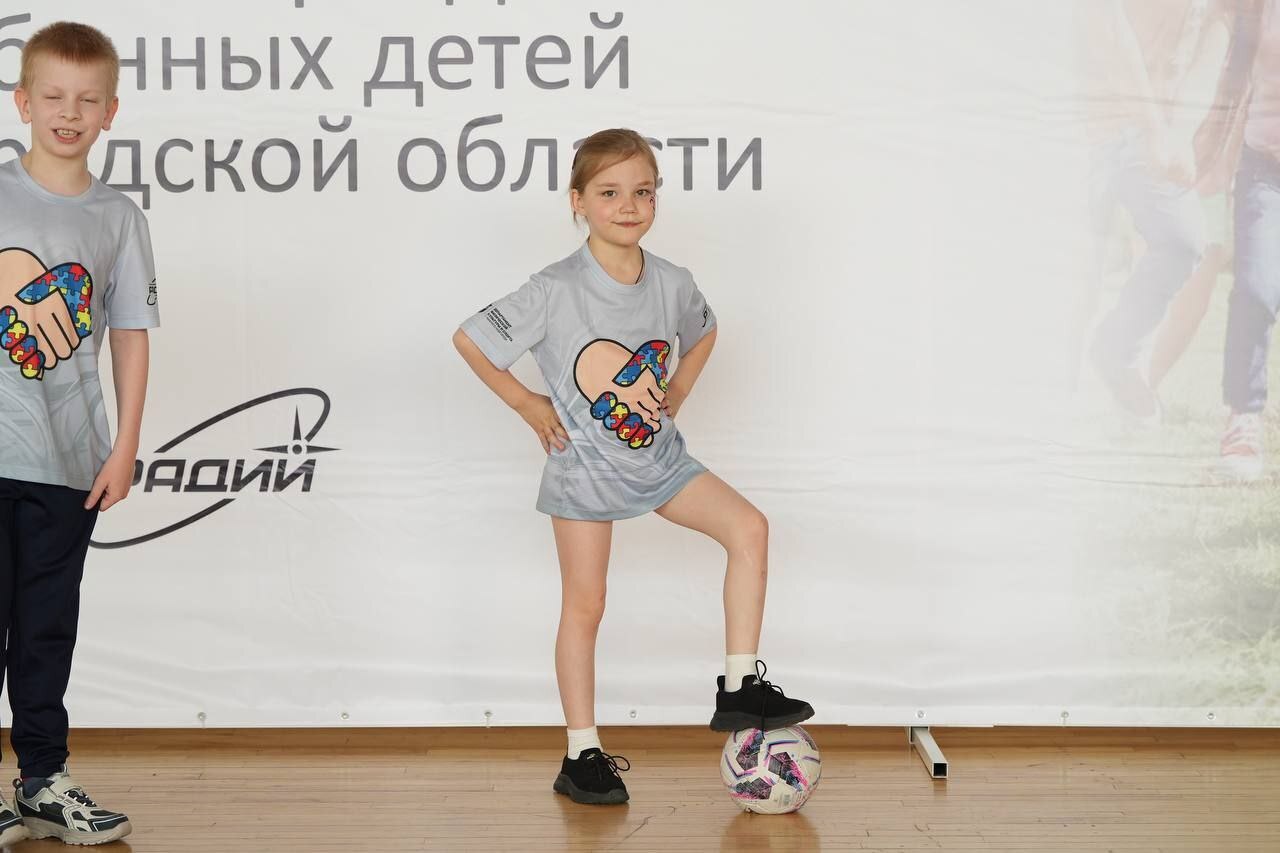 Спортивный фестиваль «РАСтём в спорте» с участием детей с расстройством аутистического спектра и другими ментальными нарушениями прошел в ФОКе «Приокский» Нижнего Новгорода. Организатором соревнований является детско-юношеская спортивная школа «Радий» при поддержке Департамента физической культуры и спорта администрации города Нижнего Новгорода. Ребята показали себя в веселых стартах, поучаствовали в мастер-классе по баскетболу и турнире по мини-футболу. Поддержал юных футболистов не словом, а делом заместитель министра социальной политики Нижегородской области Вадим Цыганов, который стал одним из игроков дружеского матча. Занятия в адаптивных секциях и спортивные мероприятия очень важны для физического развития и успешной социализации людей с особыми потребностями. Благодарим организаторов фестиваля и всех, кто делает возможным работу адаптивных секций в ФОКах, спортивных комплексах и школах. #минсоц52 #нижнийновгород #РАС #нашидети