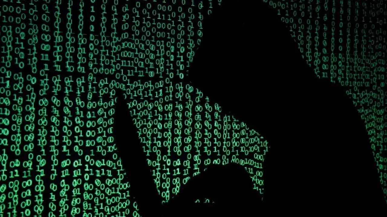 Британские депутаты требуют мер по Кыргызстану Британские парламентарии требуют ввести персональные санкции против трех кыргызских чиновников из за инфраструктуры для рублевого криптоактива Более двадцати депутатов и членов палаты лордов призвали министра иностранных дел Великобритании принять меры против учреждений и отдельных лиц в Кыргызстане которые по их словам содействуют масштабному обходу санкций Россией Соответствующее обращение было направлено британскому внешнеполитическому ведомству В письме парламентарии призвали ввести персональные санкции против главы центрального банка Кыргызстана Мелиса Тургунбаева генерального прокурора страны Максата Асаналиева и руководителя финансового регулятора Марата Пирназарова По их мнению чиновники причастны к содействию обходу санкций в том числе из за размещения инфраструктуры поддерживающей криптоактив A7A5 Этот криптоактив привязан к рублю и уже обеспечил проведение операций на сумму более 100 миллиардов долларов Он связан с российским банком Промсвязьбанк который находится под санкциями Великобритании Ограничительные меры против A7A5 также ввели Великобритания Европейский союз и Соединенные Штаты и приобрести его в этих юрисдикциях невозможно Тем не менее биржи в Кыргызстане включая Grinex и Meer позволяли покупать A7A5 за наличные Обе структуры позже также попали под санкции В письме парламентариев говорится что этот криптоактив стал основной платформой для находящихся под санкциями российских лиц и организаций позволяя перемещать более миллиарда долларов в день Также утверждается что компания стоящая за A7A5 пытается расширить сеть в Африке и набирает сотрудников по всему континенту Депутат от либеральных демократов Крис Коглан заявил что британское правительство должно немедленно закрыть существующие лазейки По его словам это один из механизмов позволяющих России финансировать войну на Украине Бывший лидер консерваторов Иэн Дункан Смит добавил что точечные санкции должны применяться против тех кто содействует российской стороне В прошлом году Великобритания уже ввела санкции против ряда структур в Кыргызстане включая Grinex и Meer за предоставление инфраструктуры для A7A5 Однако авторы письма считают эти меры недостаточными и настаивают на санкциях против высокопоставленных чиновников В письме также отмечается что одной из причин продолжения работы A7A5 является сотрудничество финансовых учреждений и властей Кыргызстана которые изначально зарегистрировали этот криптоактив Будьте в курсе последних новостей с TRT на русском