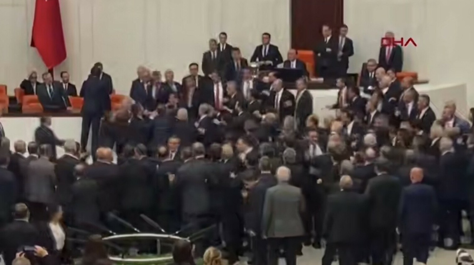 Турецкие депутаты устроили драку во время церемонии присяги В парламенте Турции произошла драка между депутатами во время назначения министра юстиции передает ArbatMedia Инцидент случился во время церемонии присяги Оппозиционные депутаты попытались занять трибуну после чего началась потасовка с представителями правящей партии Парламентарии толкались и наносили друг другу удары одному из депутатов повредили нос Несмотря на произошедшее церемонию довели до конца а заседание парламента решили отложить Министром внутренних дел назначен Мустафа Чифтичи а пост министра юстиции занял бывший прокурор Стамбула Акин Гюрлек В прошлом году он выдал ордер на арест мэра Стамбула Экрема Имамоглу что вызвало массовые протесты Прислать новость