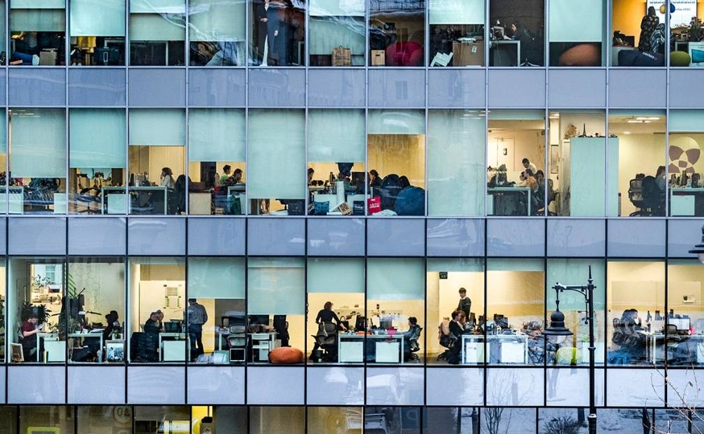 Минэкономразвития и Минтруд подготовили проект поправок в Трудовой кодекс который предполагает увеличение годового лимита сверхурочной работы до 240 часов РБК ознакомился с текстом документа Согласно действующему законодательству продолжительность сверхурочной работы для каждого работника не должна превышать четырех часов в течение двух дней подряд и 120 часов в год Первые два часа сверхурочной работы должны быть оплачены не менее чем в полуторном размере от заработной платы последующие часы не менее чем в двойном размере Минэкономразвития еще в 2024 году сообщало что работает над снятием законодательных ограничений на рынке труда Фото Константин Кокошкин Global Look Press РБК в Telegram и MAX