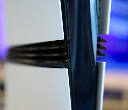 PlayStation 5 Pro в 2026 году получит не AMD FSR 4 а новую версию PSSR В начале сентября инсайдер Moore s Law is Dead сообщил что в первом квартале 2026 года на игровой консоли PlayStation 5 Pro станет доступна FSR 4 Это самая актуальная технология масштабирования изображения которая используется компьютерными видеокартами Radeon