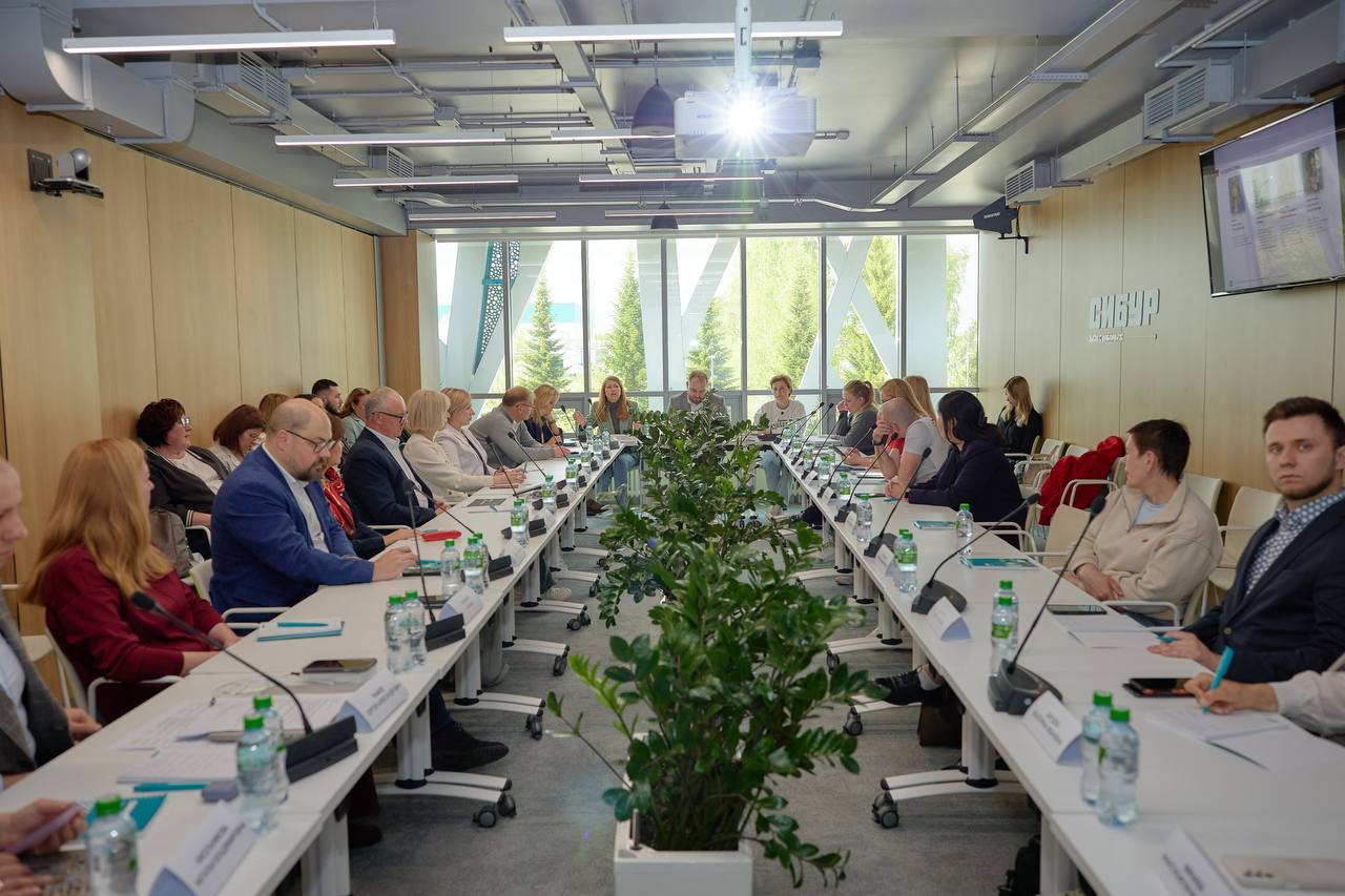 В Тобольске проходит финал всероссийской программы по развитию промышленного туризма "Открытая промышленность" В мероприятии участвуют 170 экспертов из 40 регионов страны. Их ожидают деловые сессии, круглые столы, а также награждение лучших инициатив. Накануне для гостей состоялась обзорная экскурсия по заводу "ЗапСибНефтехим". Сегодня, 28 мая, прошло пленарное заседание "Стратегические задачи по развитию промышленного туризма и продвижению промышленности в Российской Федерации". Глава города Тобольска Петр Вагин: "Эта масштабная встреча стала итогом обучения 20 региональных команд. Большая честь принимать на тобольской земле профессионалов такого уровня, знакомиться с коллегами и обмениваться ценным опытом. Рассказал участникам о развитии туристической привлекательности Тобольска. Наш город обладает богатым промышленным потенциалом, который может быть интересен как российским, так и зарубежным туристам. Это и история освоения Сибири, и развитие нефтехимического кластера, и уникальные архитектурные решения объектов". 28-29 мая пройдут защиты финальных проектов и проектов экскурсий, разработанных в рамках программы "Открытая промышленность". Организаторы — Агентство стратегических инициатив, СИБУР, Правительство Тюменской области при поддержке Минпромторга России и фонда Росконгресс.