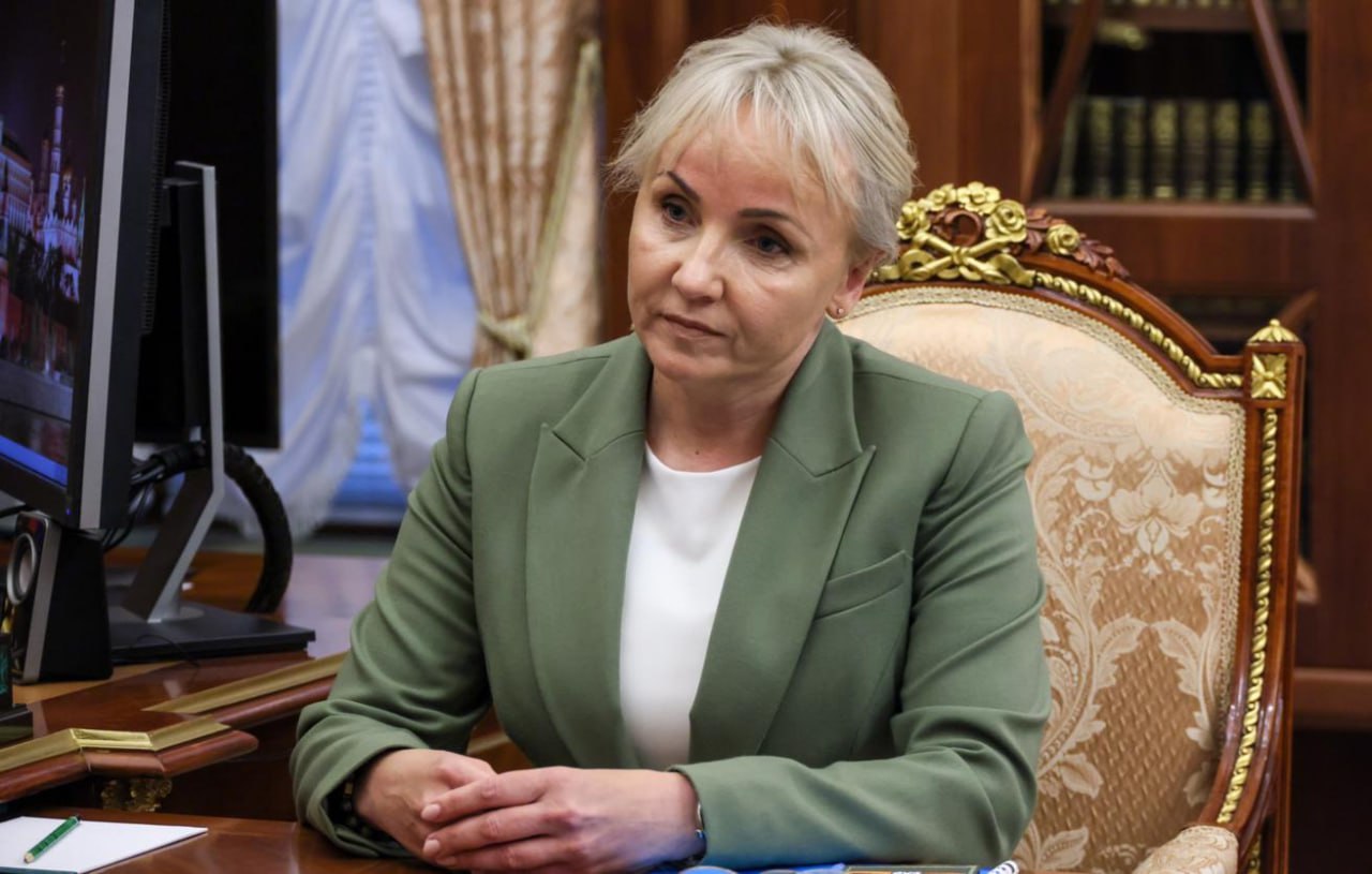 В Еврейской автономной области к промышленному запуску готовят производство графита Губернатор Мария Костюк заявила что в 2026 году предприятие на Тополихинском участке Союзного месторождения должно выйти на проектный режим и стать одним из базовых драйверов региональной экономики Горно обогатительный комплекс Дальграфит в селе Союзное работает в режиме пусконаладки обкатывают оборудование и технологию Здесь сосредоточена почти половина разведанных запасов графита в России Проектная мощность первой очереди до 40 тысяч тонн концентрата в год с перспективой роста до 150 тысяч тонн к 2030 году Инвестиции оценивают примерно в 9 10 миллиардов рублей Уже сейчас на предприятии заняты свыше 200 человек большинство жители Октябрьского района После выхода на полную мощность штат превысит 300 сотрудников власти рассчитывают на рост налогов и развитие смежного бизнеса Для нас важно не просто добывать сырьё а выстроить вокруг месторождения современное производство с высокой добавленной стоимостью подчеркнула Мария Костюк Регион обсуждает переход к глубокой переработке включая выпуск анодного и сферического графита и материалов для энергетики и атомной отрасли В ЕАО ожидают что освоение Союзного месторождения поможет заместить импорт и усилит позиции России на мировом рынке графита ЕАО