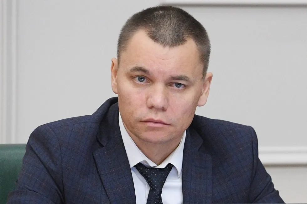 Премьер министр России Михаил Мишустин подписал распоряжение о временной приостановке федеральной государственной гражданской службы заместителя главы Минцифры Андрея Заренина Это связано с его уходом на военную службу Фото Алексей Майшев РИА Новости Читать нас в MAX