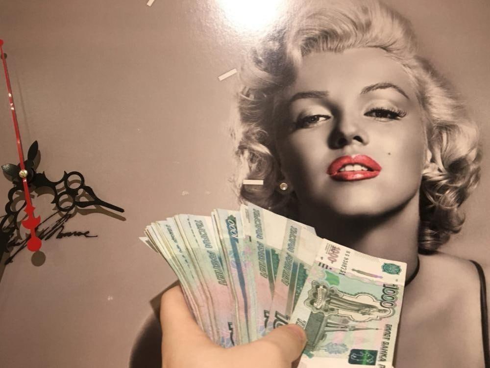 Начинающая финансистка из Коряжмы вложила 8 миллионов рублей в фейковые акции Как сообщает пресс-служба областной прокуратуры, мошенники вогнали женщину в долги, обещая лёгкий пассивный заработок на акциях. Жительница Коряжмы пожелала приумножить свои доходы и скачала приложение, якобы предназначенное для совершения брокерских сделок. Позже с ней связались неизвестные и попросили завести специальный счет, куда будут приходить дивиденды. На этом же счете должен был храниться финансовый портфель брокерши. Женщина положила туда все свои накопления и деньги, взятые в кредит. Общая сумма превысила более 8 миллионов рублей. Естественно, никаких бонусов она не увидела и потеряла доступ к уже вложенным средствам. Следственными органами по данному факту возбуждено и расследуется уголовное дело.