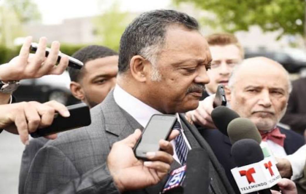 Джесси Джексон известный американский правозащитник и пастор бывший соратником Мартина Лютера Кинга скончался во вторник в возрасте 84 лет сообщила его семья Джексон дважды претендовал на номинацию Демократической партии в президенты США набирая миллионы голосов на праймериз но оба раза проиграл