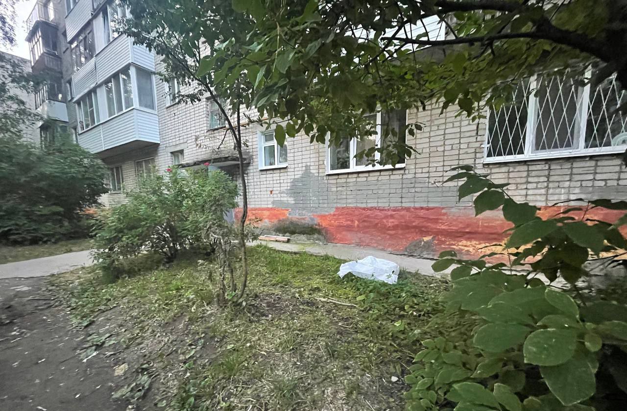 В Березниках  под окнами многоквартирного дома прохожие обнаружили тело новорожденного. Установлена личность женщины, родившей ребенка, ею является 16-летняя местная жительница. При осмотре тела ребенка признаков насильственной смерти не установлено.