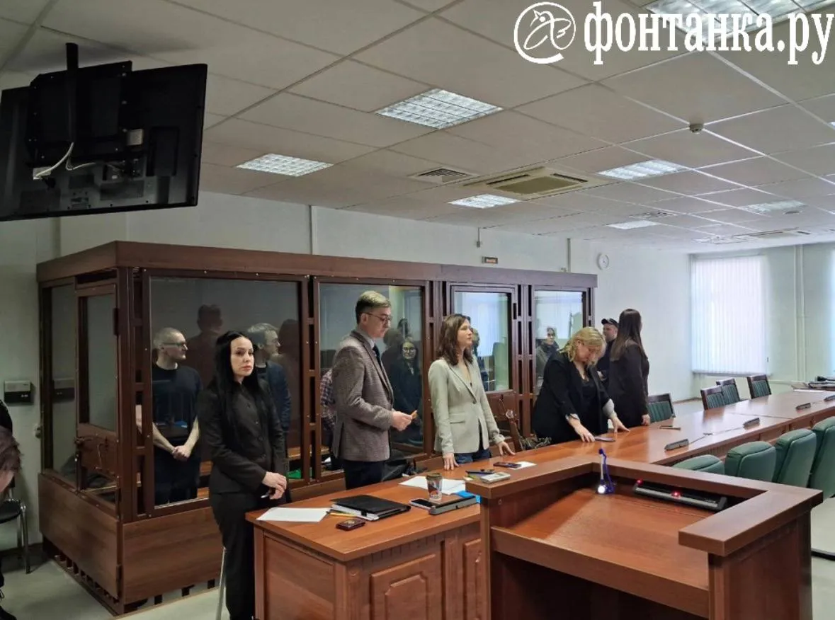 Шестерым фигурантам дела Весны дали от 6 до 12 лет колонии Самый большой срок получила Анна Архипова 12 лет колонии общего режима по данным следствия публиковала посты движения Гособвинение требовало 13 лет колонии с лишением определенных прав на 12 лет и штрафом в 1 000 000 рублей Василий Неустроев 30 летний петербуржец член партии Яблоко 10 лет Гособвинение требовало 12 лет в колонии с лишением определенных прав на 11 лет со штрафом в 1 000 000 рублей Ян Ксенжепольский 25 летний активист из Твери специалист варочного производства 11 лет Гособвинение требовало 12 лет колонии с лишением определенных прав на 11 лет со штрафом в 1 000 000 рублей Евгений Затеев 24 летний петербуржец 6 лет 2 месяца Гособвинение требовало 10 лет колонии с лишением определенных прав на 10 5 лет Павел Синельников 24 летний активист из Барнаула 7 5 лет Гособвинение требовало 10 лет в ИК общего режима с лишением определенных прав на 10 5 лет Наиболее мягкий Валентин Хорошенин давший показания против остальных фигурантов Ему дали лет 6 лет и два месяца Гособвинение требовало 8 лет в ИК общего режима с лишением определенных прав на 9 лет Каждого фигуранта дела обвиняли по нескольким статьям от фейков об армии до создания экстремистского сообщества Всего по делу проходили более 20 человек большинство из них уехали из России объявлены в розыск и внесены в реестр террористов Движение Весна признано иностранным агентом и экстремистской организацией деятельность которой запрещена на в России Внесены в реестр террористов и экстремистов Росфинмониторинга Telegram Все каналы Фонтанки Max