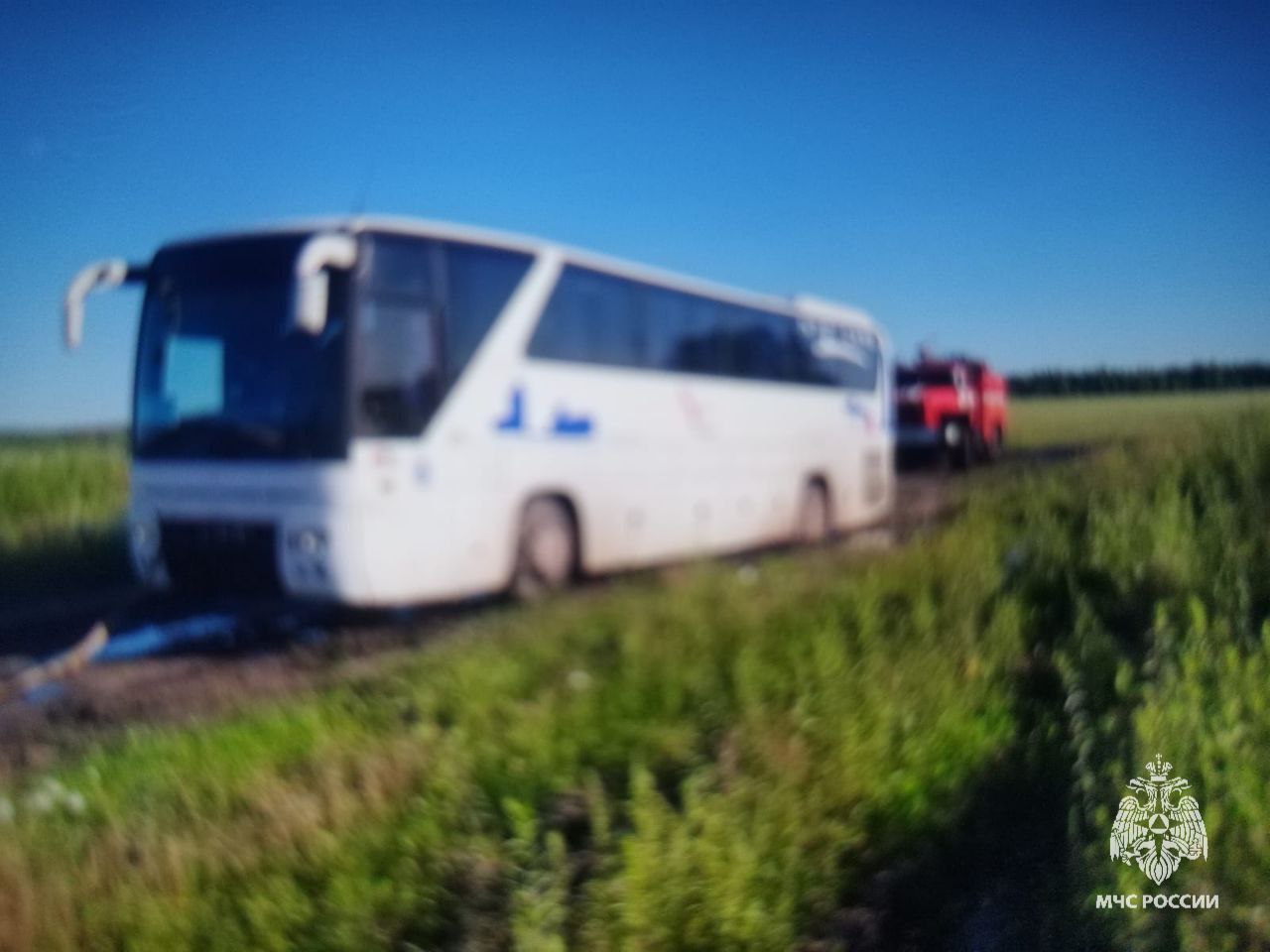 В Орловском округе помогли найти дорогу пассажирскому автобусу В субботу на телефон 112 поступило сообщение о том, что пассажирский автобус, следовавший на юг, потерял ориентир и сбился с дороги. Навигатор автобуса работал с перебоями и водитель свернул на просёлочную дорогу, в результате застрял. Сначала сотрудники МЧС России определили местоположение путешественников. В районе деревни Нестерово Орловского округа забуксовавший автобус был обнаружен в поле. На место были направлены сотрудники 25-й ПСЧ Кромского района и областной поисково-спасательной службы. По счастливой случайности рядом оказался местный житель на тракторе, который вместе с пожарными и спасателями взял на буксир автобус, который вытащили на асфальтированную дорогу. Водителя сориентировали по маршруту и автобус продолжил свой путь.