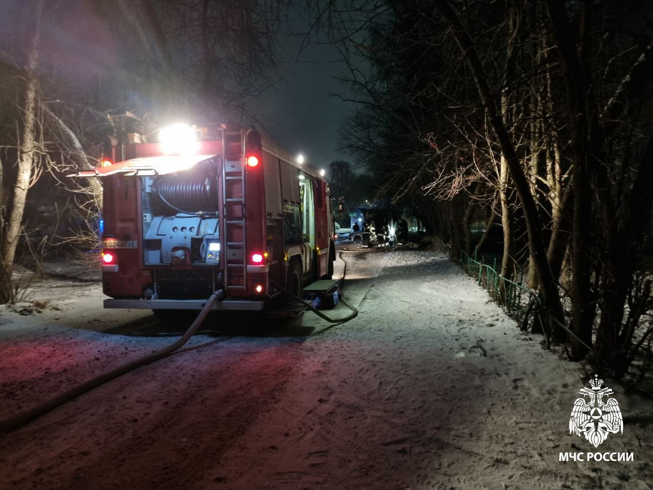 Во время тушения пожара в Рязани огнеборцы спасли 2 автомобиля   В 0:57 поступило сообщение о загорании автомобиля на улице Бирюзова города Рязани.    Во время тушения пожара огнеборцы вовремя отодвинули два легковых автомобиля, после чего произошла разгерметизация газового оборудования в горящем автомобиле с последующим воспламенением газа. В 1:20 пожар был локализован на площади 12 квадратных метров. В 1:28 ликвидировано открытое горение.   На пожар выезжали 8 человек, 2 единицы техники.   В результате пожара огнем уничтожен автомобиль, два автомобиля получили повреждения.  По предварительной информации причиной пожара стала неисправность узлов и механизмов автомобиля  разгерметизация топливной системы .