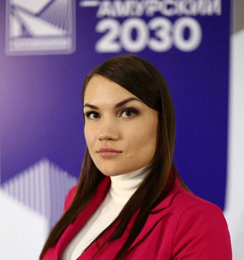 В Бурятии выпускница программы Муравьев Амурский 2030 возглавила новое бюро Государственное юридическое бюро открылось с 1 января в составе Центра социальной поддержки населения На должность начальника бюро из резерва управленческих кадров сформированного Советом по кадровой политике при Главе Бурятии в 2025 году назначена выпускница третьего потока федеральной кадровой программы Муравьев Амурский 2030 Мария Юрьевна Седельникова Мария Юрьевна в 2014 году с отличием окончила ТГУ по специальности Государственное и муниципальное управление В 2025 году с отличием окончила магистратуру ВСГУТУ по направлению Юриспруденция   В разные годы работала в Администрации города Улан Удэ государственных и коммерческих структурах Длительное время была помощником арбитражного управляющего и осуществляла частную юридическую практику имея статус арбитражного управляющего Мария Юрьевна замужем воспитывает четырех дочерей Для меня большая честь возглавить команду Государственного юридического бюро Я осознаю высокую ответственность возложенную на нашу работу Мы будем работать так чтобы каждый гражданин ощущал что государство рядом и готово защитить его права Бесплатная юридическая помощь это важный инструмент равного доступа граждан к защите своих прав подчеркнула Мария Седельникова Основная задача Государственного юридического бюро Республики Бурятия обеспечение доступности бесплатной юридической помощи гражданам относящимся к льготным категориям Правительство Бурятии в MAX