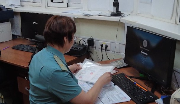 В Министерстве транспорта России разъяснили порядок оформления виз водителям международных автоперевозок в Китай Напомним что с мая этого года вступили в силу изменения в соглашение между правительствами России и КНР согласно которым водители получают право въезда на китайскую территорию по многократным визам сроком на один год Для оформления официальной документации необходимо представить ряд документов подтверждающих статус гражданина как профессионального водителя международной автомобильной перевозки Необходимы выписка из электронной трудовой книжки свидетельство профессиональной компетентности международного автомобильного перевозчика водительское удостоверение соответствующей категории действующий загранпаспорт и согласие на обработку персональных данных   ГТРК Чита в MAX