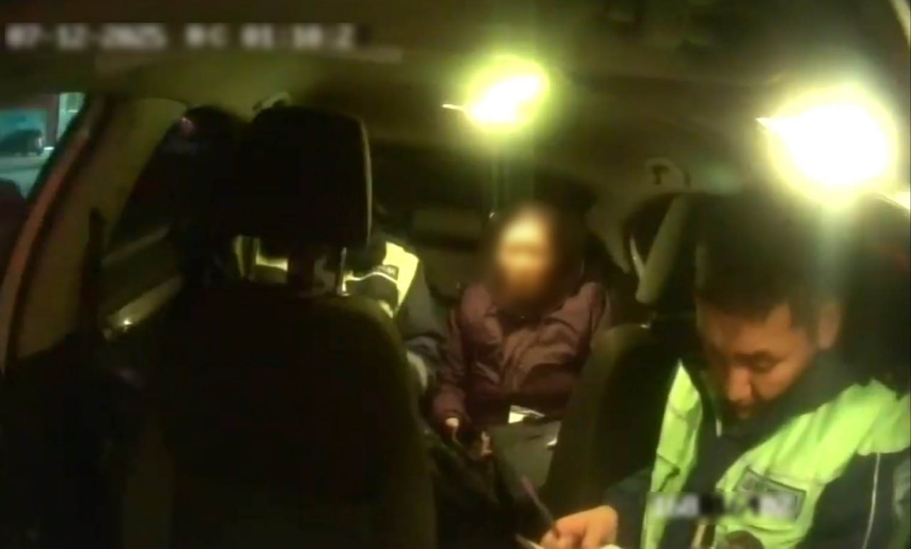 В Кызыле сотрудники Госавтоинспекции выявили водителя с поддельным водительским удостоверением 7 декабря 2025 года в ночное время в ходе обеспечения безопасности дорожного движения инспекторами ОР ДПС МВД по Республике Тыва на улице Калинина г Кызыла для проверки был остановлен автомобиль марки Тойота Королла под управлением 34 летней жительницы Кызыла У автоледи находилось водительское удостоверение категорий В В1 М При проверке указанного документа по информационным базам Госавтоинспекции было установлено что удостоверение с аналогичным номером и серией выдано жительнице Пензенской области Для дальнейшего разбирательства гражданка была доставлена в полиции транспортное средство изъято и помещено на специализированную стоянку а документ с признаками подделки изъят и направлен на экспертизу в ЭКЦ МВД по Республике Тыва По данному факту в отношении женщины возбуждено уголовное дело по признакам преступления предусмотренного ч 3 ст 327 УК РФ Приобретение хранение перевозка в целях использования либо использование заведомо поддельных документов за совершение которого предусмотрено максимальное наказание в виде лишения свободы на срок до одного года Сотрудникам полиции женщина водитель транспортного средства призналась что водительское удостоверение приобрела в апреле 2025 года за 68 тысяч рублей через объявление которое было размещено в одной из групп в мессенджере Телеграм Нередко граждане использующие поддельные водительские удостоверения полагают что уголовная ответственность угрожает не им а только тем кто непосредственно изготавливает и продает такие документы Однако это не так За использование поддельных документов им также придется нести уголовную ответственность Напоминаем что все документы предоставляющие право управления транспортными средствами в обязательном порядке подвергаются проверке по единой базе Госавтоинспекции в связи с чем призываем граждан к благоразумию Не поддавайтесь на предложения мошенников о быстром и качественном изготовлении документов поскольку после их приобретения и использования гражданин несет уголовную ответственность Пресс служба МВД по Республике Тыва