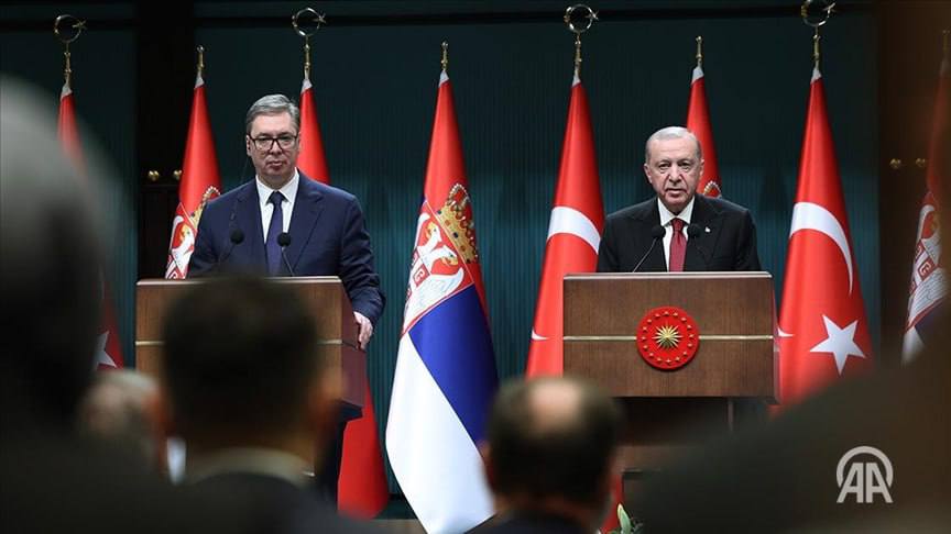 Президент Турции Реджеп Тайип Эрдоган после завершения переговоров в Анкаре провел совместную пресс конференцию с президентом Сербии Александром Вучичем Общий объем торговли с Сербией в прошлом году достиг 3 5 миллиарда долларов Мы шаг за шагом приближаемся к нашей цели в 5 миллиардов долларов В 2015 году в Сербии действовало около 100 турецких компаний а сегодня их число превысило 1500 а общий объем инвестиций достиг 300 миллионов долларов Сегодня Турция является вторым туристическим направлением для сербских туристов Наши граждане также занимают первое место в рейтинге туристов посещающих Сербию