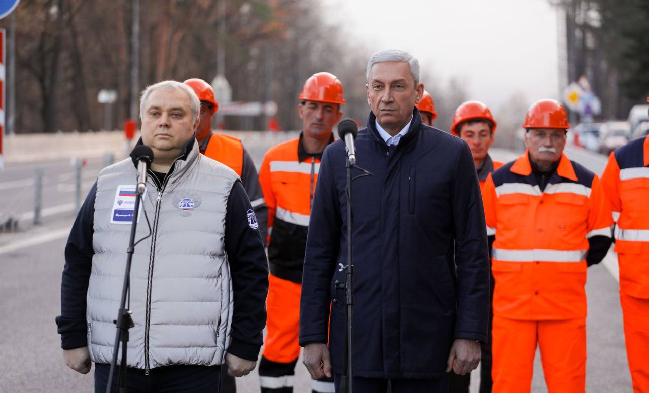 В Северной Осетии торжественно открыли обновленный участок дороги, ведущей к Владикавказу   Движение по капитально отремонтированному участку с 25-го по 28-й км автомобильной дороги, ведущей к столице Северной Осетии от трассы Р-217 «Кавказ», расширили до четырех полос.   В торжественной церемонии приняли участие Председатель Правительства РСО – Алания Борис Джанаев и начальник ФКУ Упрдор «Кавказ» Александр Лукашук. в режиме телемоста – руководитель Федерального дорожного агентства Роман Новиков.  Реализация таких проектов существенно повышает уровень безопасности дорожного движения. В Северо-Кавказском федеральном округе на протяжении нескольких лет ведется планомерная работа в этом направлении, при этом большая доля работ приходится на главную транспортную артерию – Р-217 «Кавказ» в составе международного транспортного коридора «Север–Юг». В этом заслуга как подведомственного Росавтодору ФКУ Упрдор «Кавказ», так и коллег из регионов, – подчеркнул Роман Новиков.  Подробнее читайте на нашем сайте.   #информация #рсоалания #alaniagov