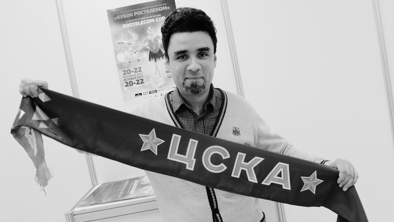 Спортивный комментатор Александр Гришин умер на 48-м году жизни. Об этом сообщила СМИ его жена Анастасия.  Гришин работал на пяти Олимпиадах, матчах чемпионатов мира и Европы по футболу, чемпионатах мира и Европы по фигурному катанию.  По словам его супруги, он погиб из-за несчастного случая на ж/д платформе.     Подписаться   Прислать новость   Буст