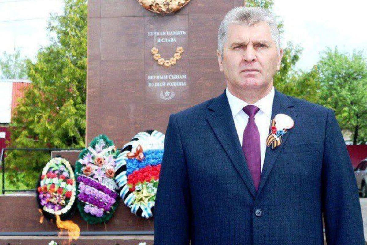 Дрон ВСУ атаковал машину главы Беловского района Николай Волобуев успел покинуть автомобиль, но получил травму бедра и руки. Сейчас он уже находится в больнице. Это четвёртый раз, когда глава района попадает под атаку. Недавно Николай Волобуев был контужен, когда развозил хлеб нашим жителям. Только после прямого указания поехал в Курскую областную больницу. Александр Хинштейн заявил, что Николай Волобуев достоин быть среди тех, кого представят к госнаградам по поручению Президента. — Пока связаться с ним не могу, телефон отключен. Как только переговорю, обязательно сообщу, как он себя чувствует. Желаю главе скорейшего выздоровления! Уверен, наши врачи поставят его на ноги! — подчеркнул врио губернатора. «Вести.Курск». Только проверенная информация.