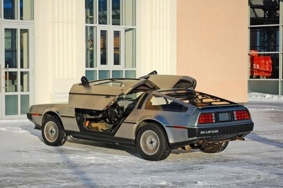 В Пышме показали DeLorean DMC-12 из «Назад в будущее».  На открытой площадке Музейного комплекса в Пышме провели тест-драйв знаменитой машины. Первым за руль сел Сергей Ершов из «Уральских пельменей».  «Последние лет девять-десять ездил на дизеле. Электрическая машина, конечно, в новинку. Надеюсь, доживу до того времени и куплю такую», – поделился Ершов.   Подписаться   Новости Екатеринбурга